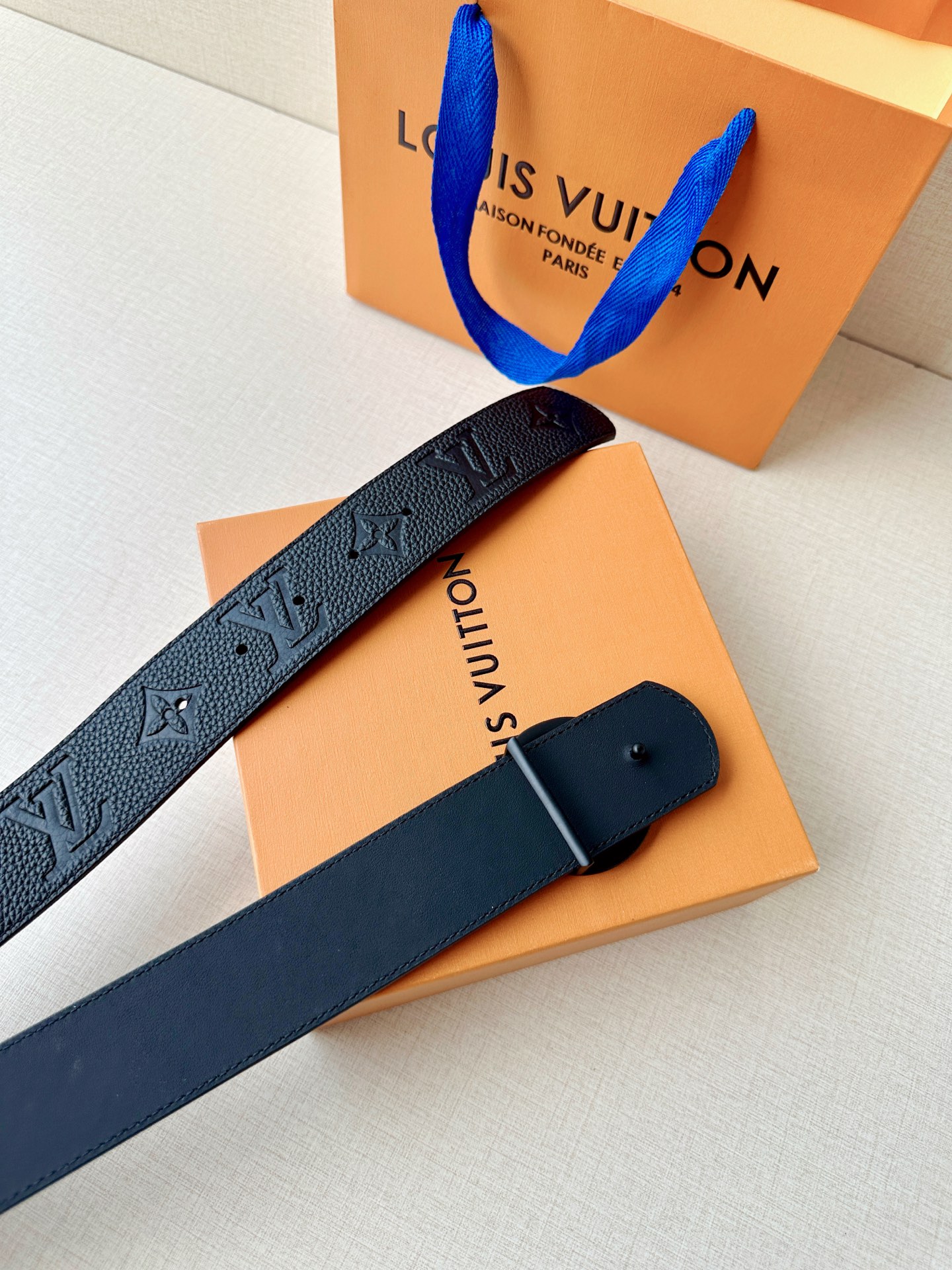 4.0cm宽经典钢扣腰带，标志性logo彰显不凡格调，双面质感随心切换，细腻皮革搭配精致压纹，适配全场景