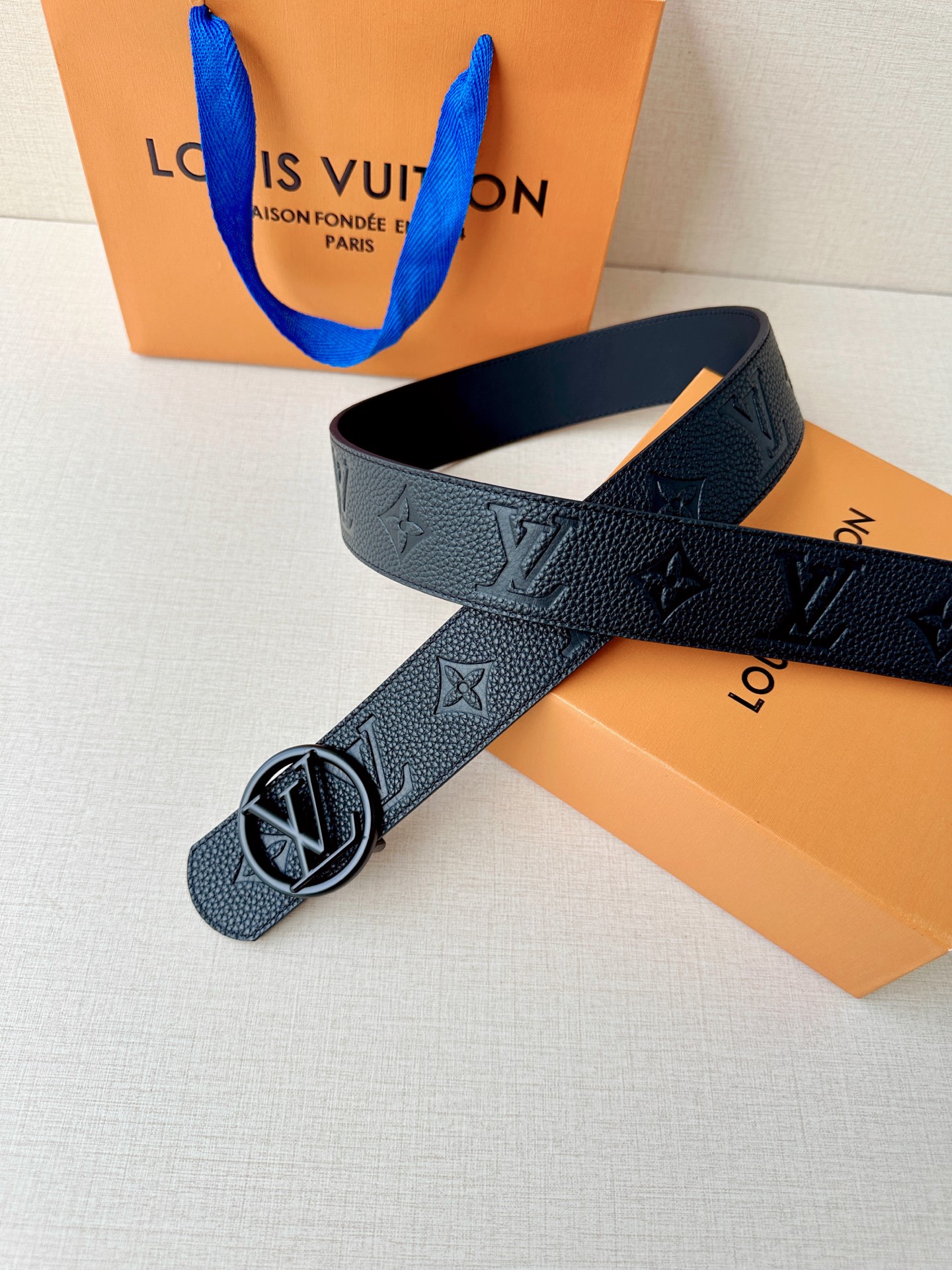 4.0cm宽经典钢扣腰带，标志性logo彰显不凡格调，双面质感随心切换，细腻皮革搭配精致压纹，适配全场景