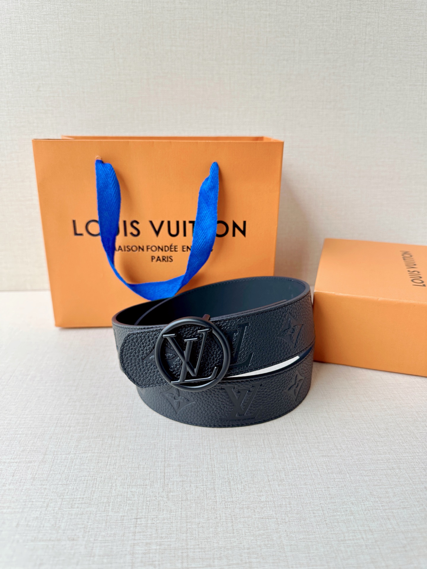 4.0cm宽经典钢扣腰带，标志性logo彰显不凡格调，双面质感随心切换，细腻皮革搭配精致压纹，适配全场景