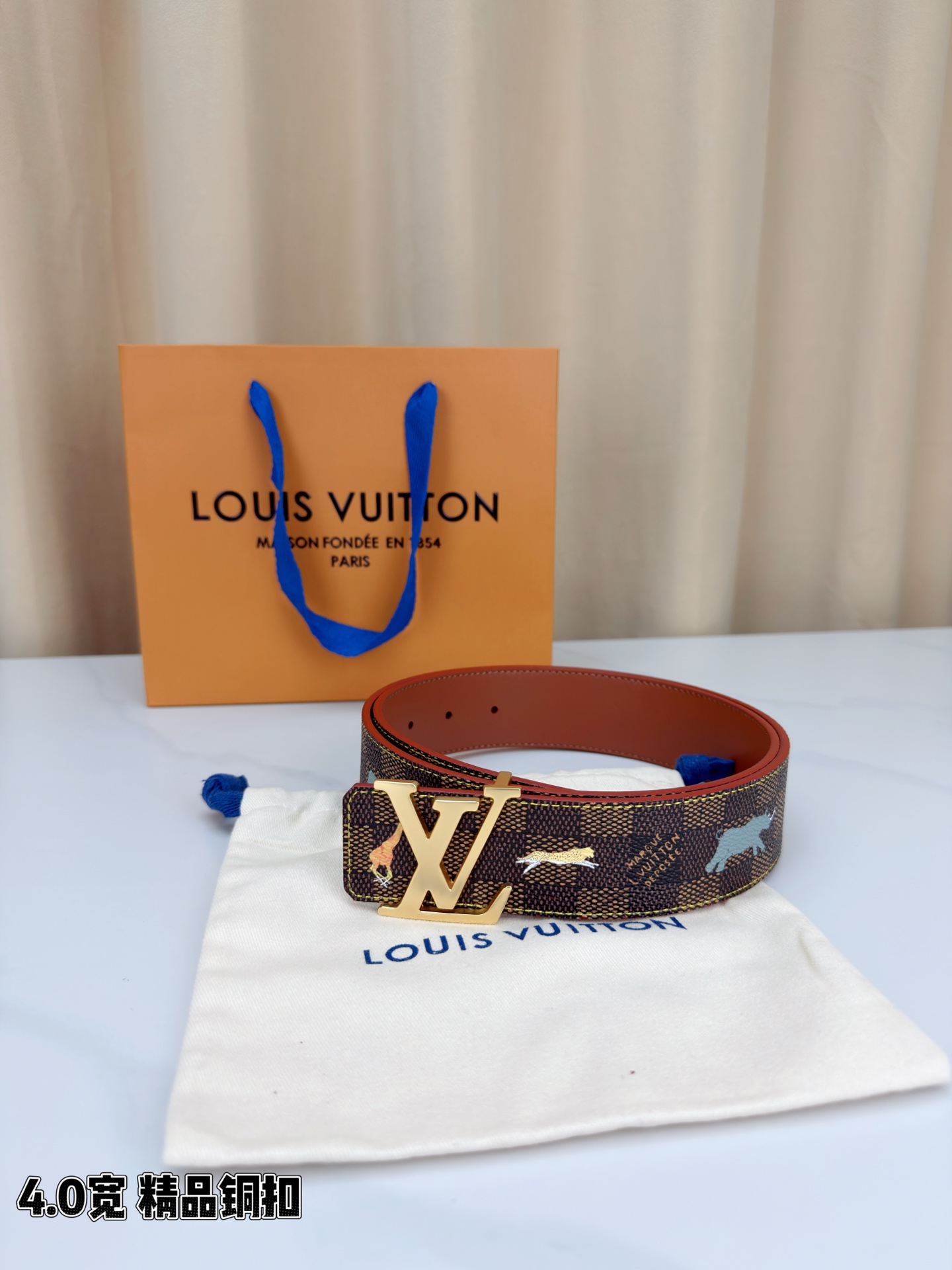 本款 LV Initiales 40 毫米双面腰带以电影叙事为灵感，气质颇具神秘魅力。Damier 格纹