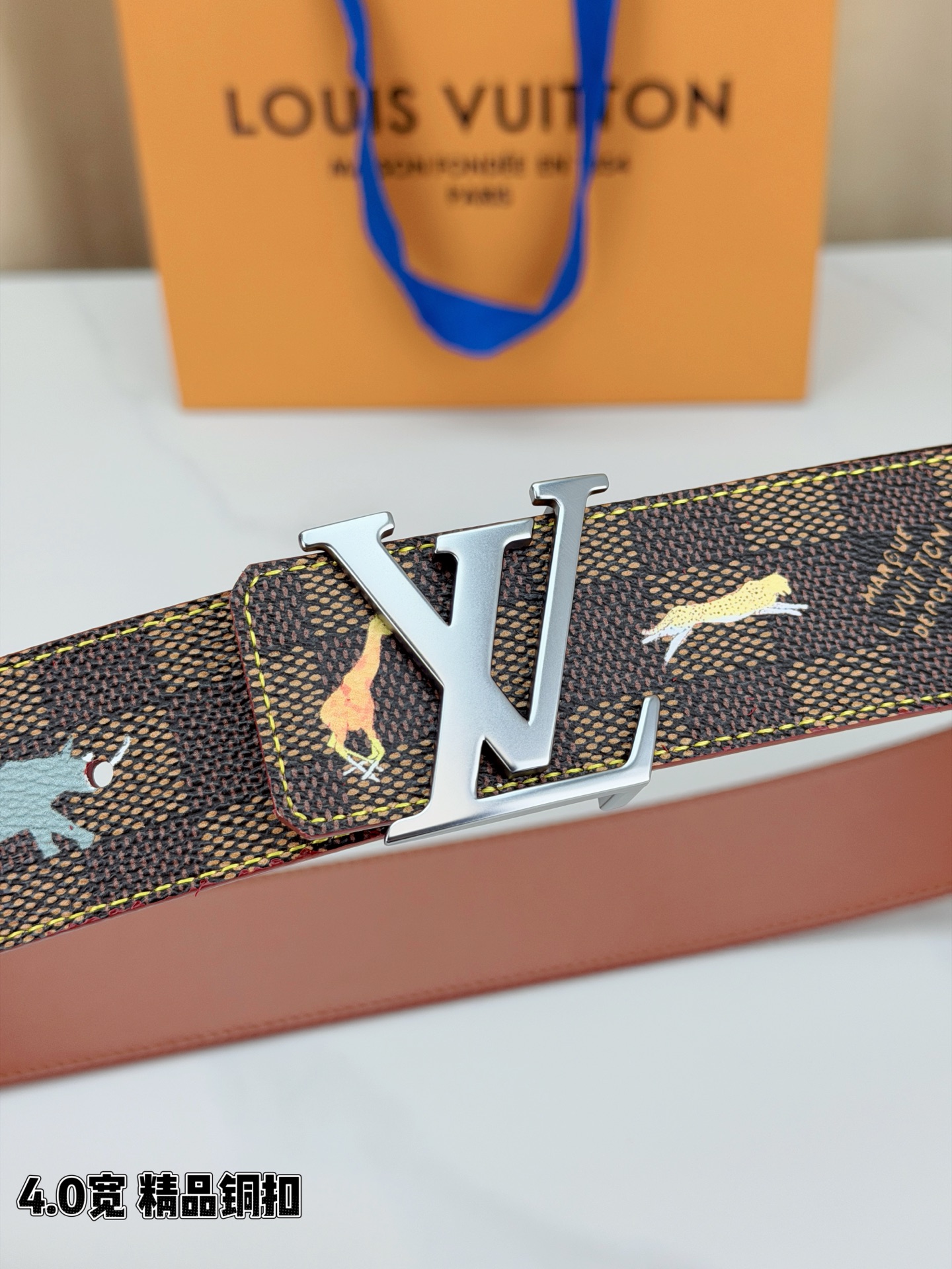 本款 LV Initiales 40 毫米双面腰带以电影叙事为灵感，气质颇具神秘魅力。Damier 格纹