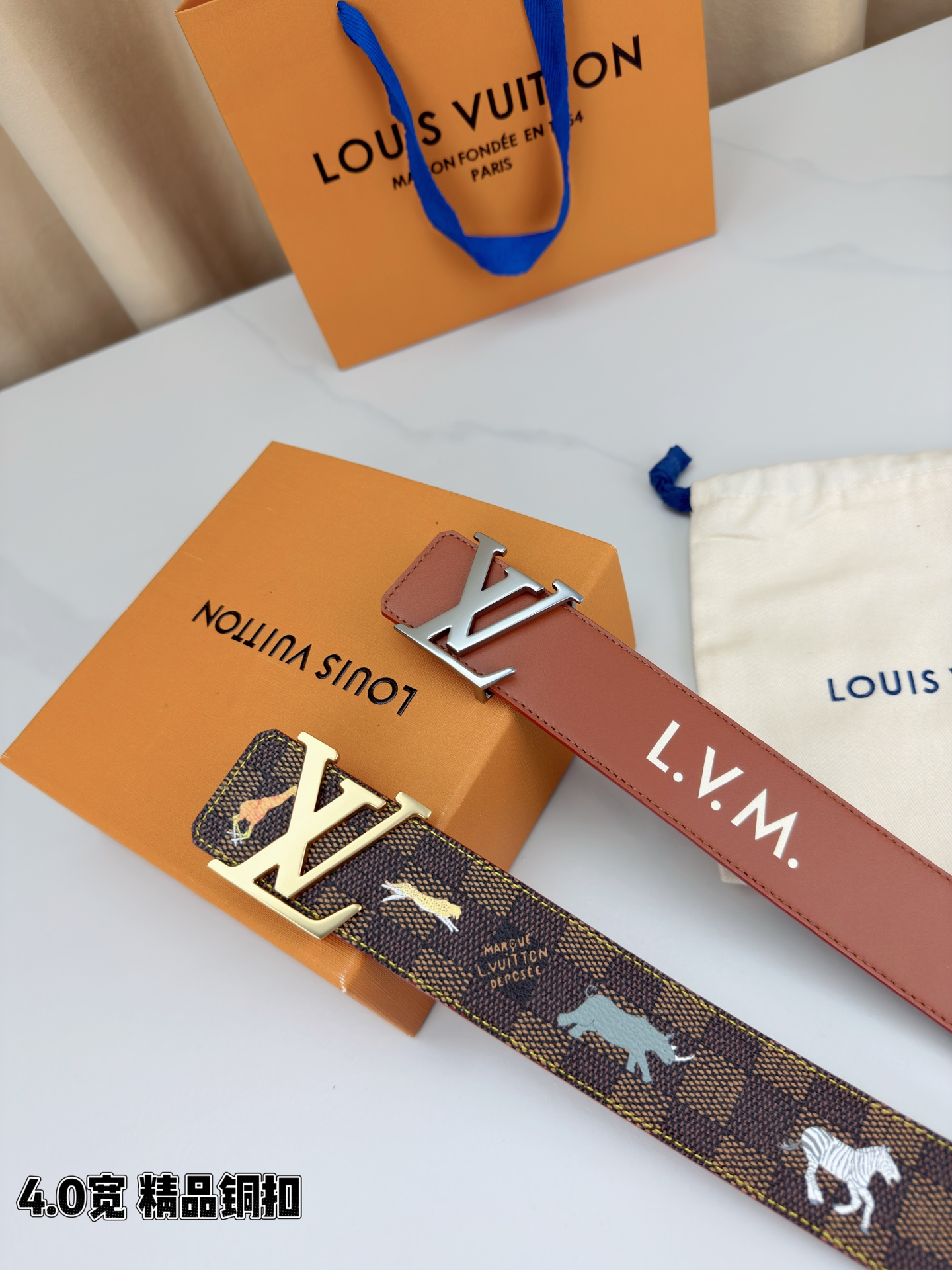 本款 LV Initiales 40 毫米双面腰带以电影叙事为灵感，气质颇具神秘魅力。Damier 格纹