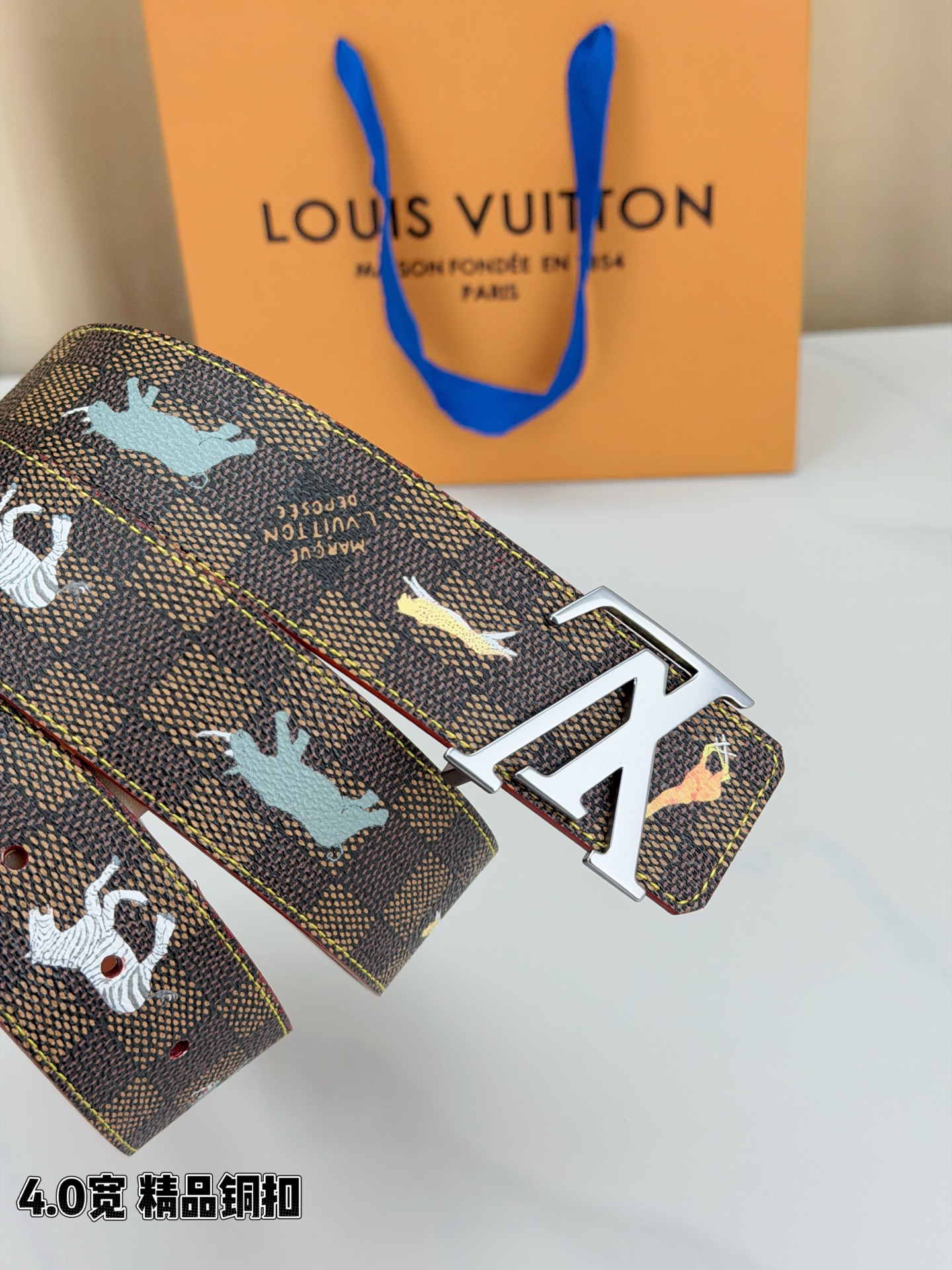 本款 LV Initiales 40 毫米双面腰带以电影叙事为灵感，气质颇具神秘魅力。Damier 格纹