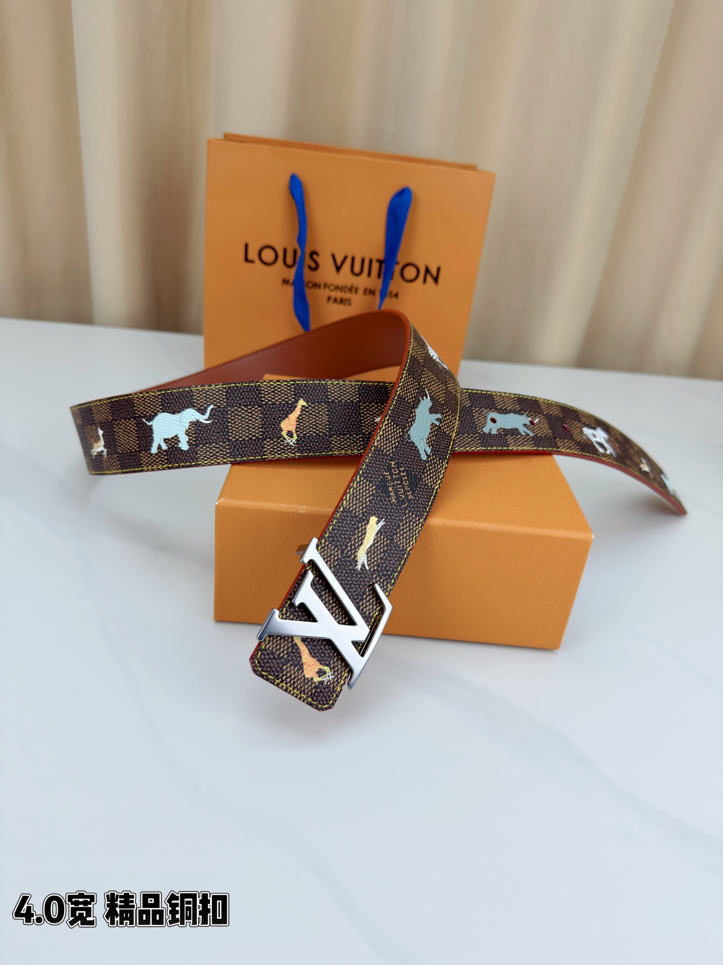 本款 LV Initiales 40 毫米双面腰带以电影叙事为灵感，气质颇具神秘魅力。Damier 格纹