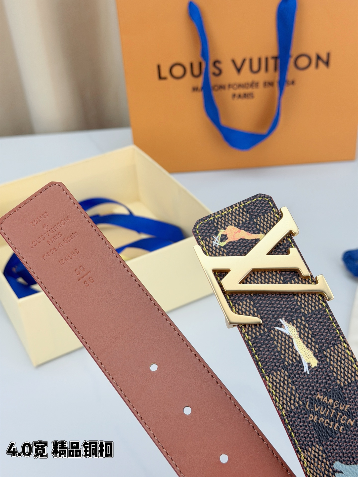 本款 LV Initiales 40 毫米双面腰带以电影叙事为灵感，气质颇具神秘魅力。Damier 格纹