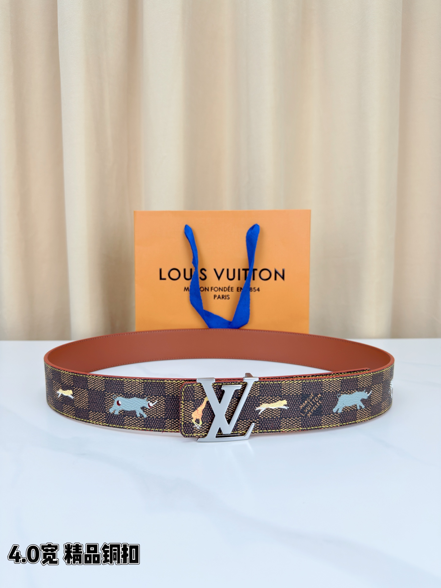 本款 LV Initiales 40 毫米双面腰带以电影叙事为灵感，气质颇具神秘魅力。Damier 格纹