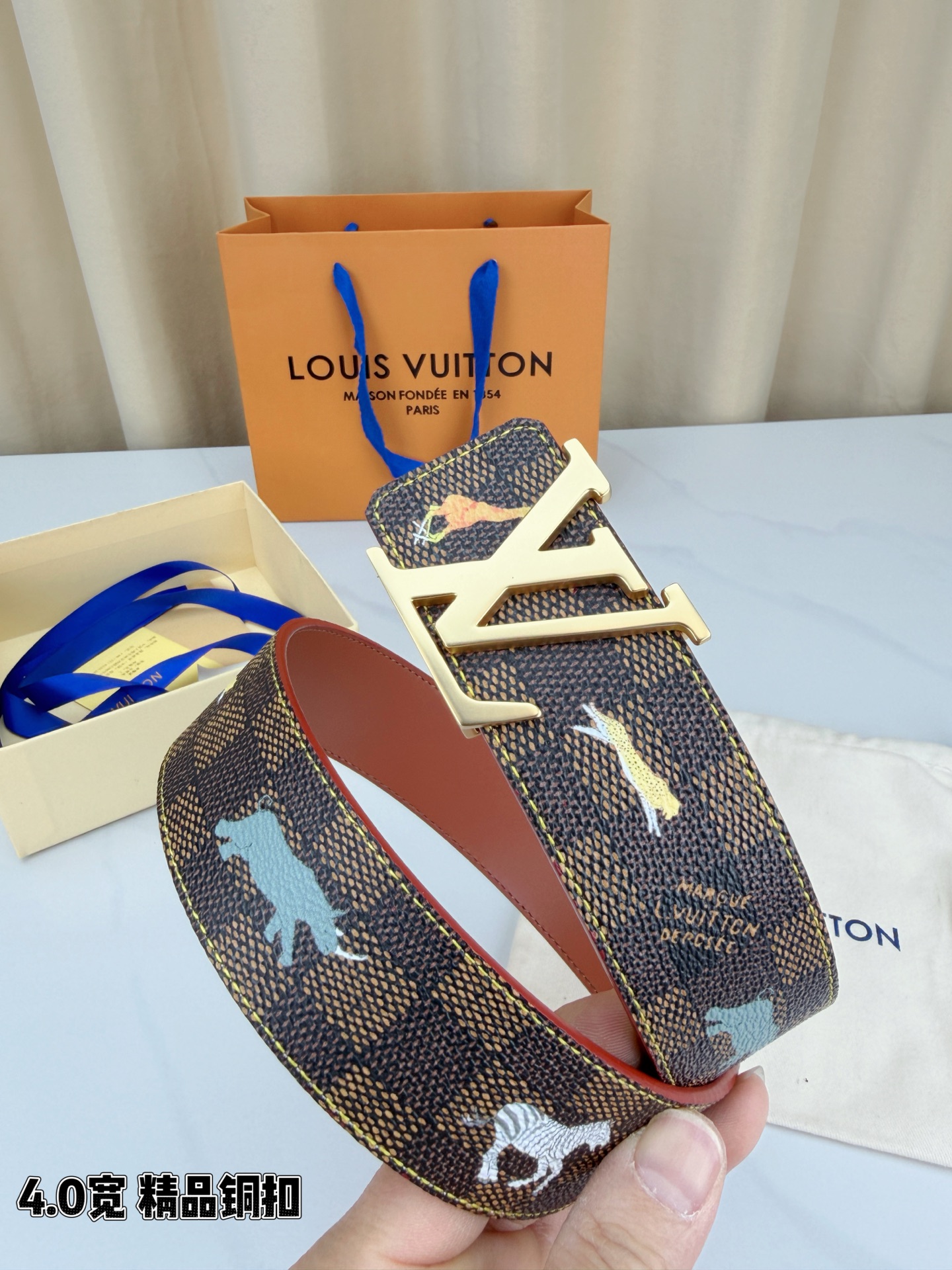 本款 LV Initiales 40 毫米双面腰带以电影叙事为灵感，气质颇具神秘魅力。Damier 格纹