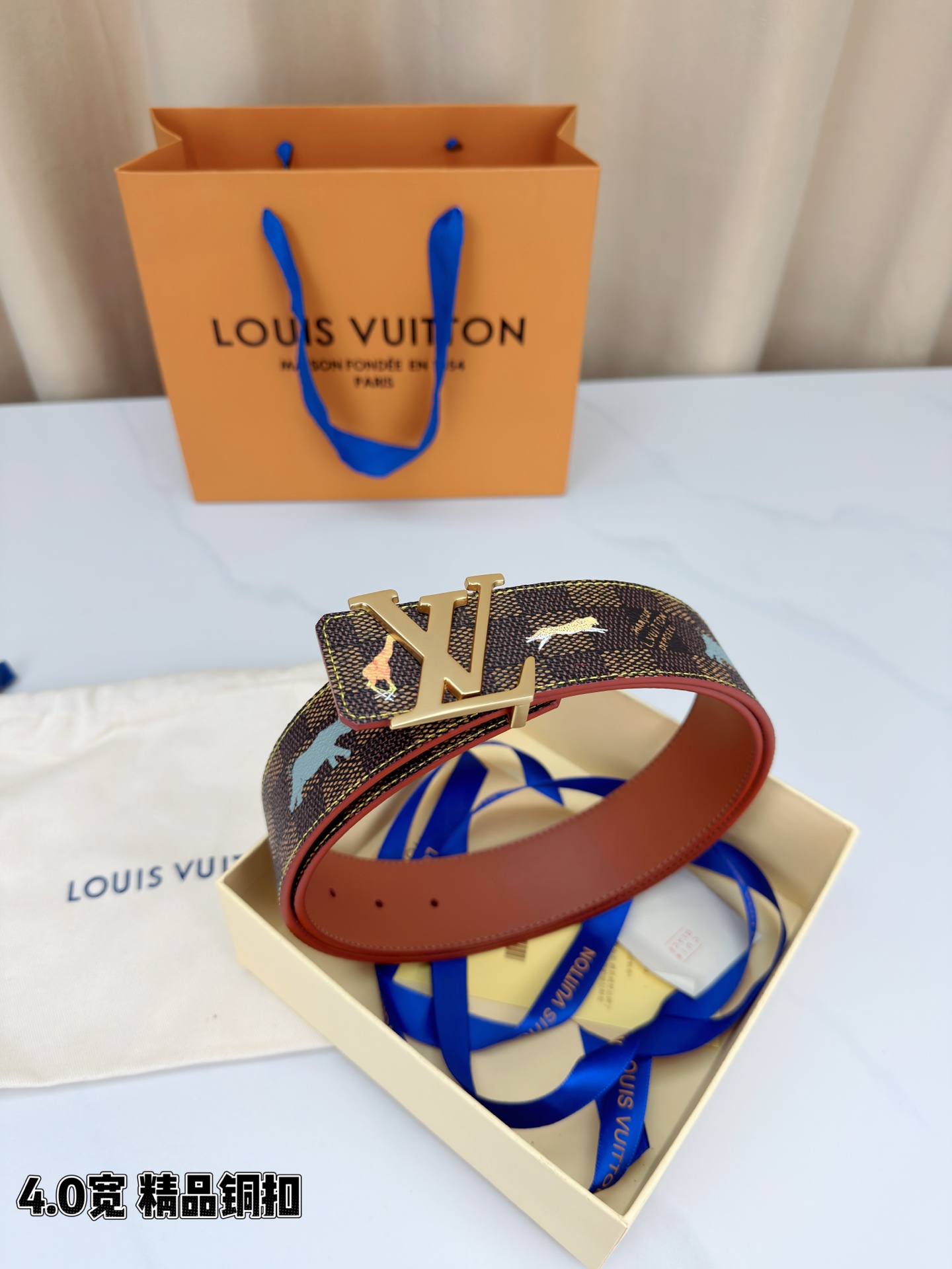 本款 LV Initiales 40 毫米双面腰带以电影叙事为灵感，气质颇具神秘魅力。Damier 格纹