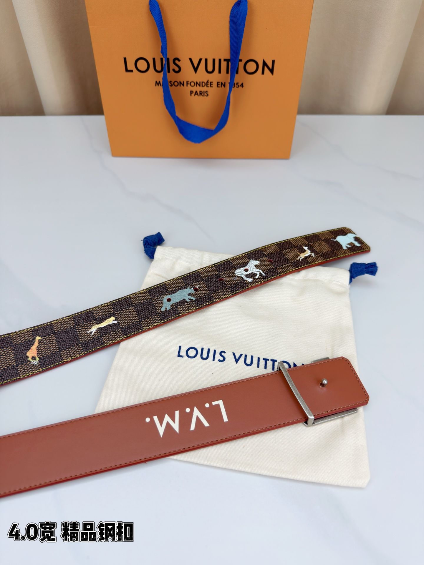 本款 LV Initiales 40 毫米双面腰带以电影叙事为灵感，气质颇具神秘魅力。Damier 格纹