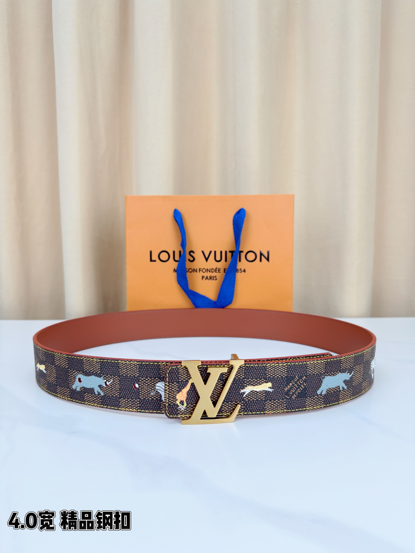 本款 LV Initiales 40 毫米双面腰带以电影叙事为灵感，气质颇具神秘魅力。Damier 格纹