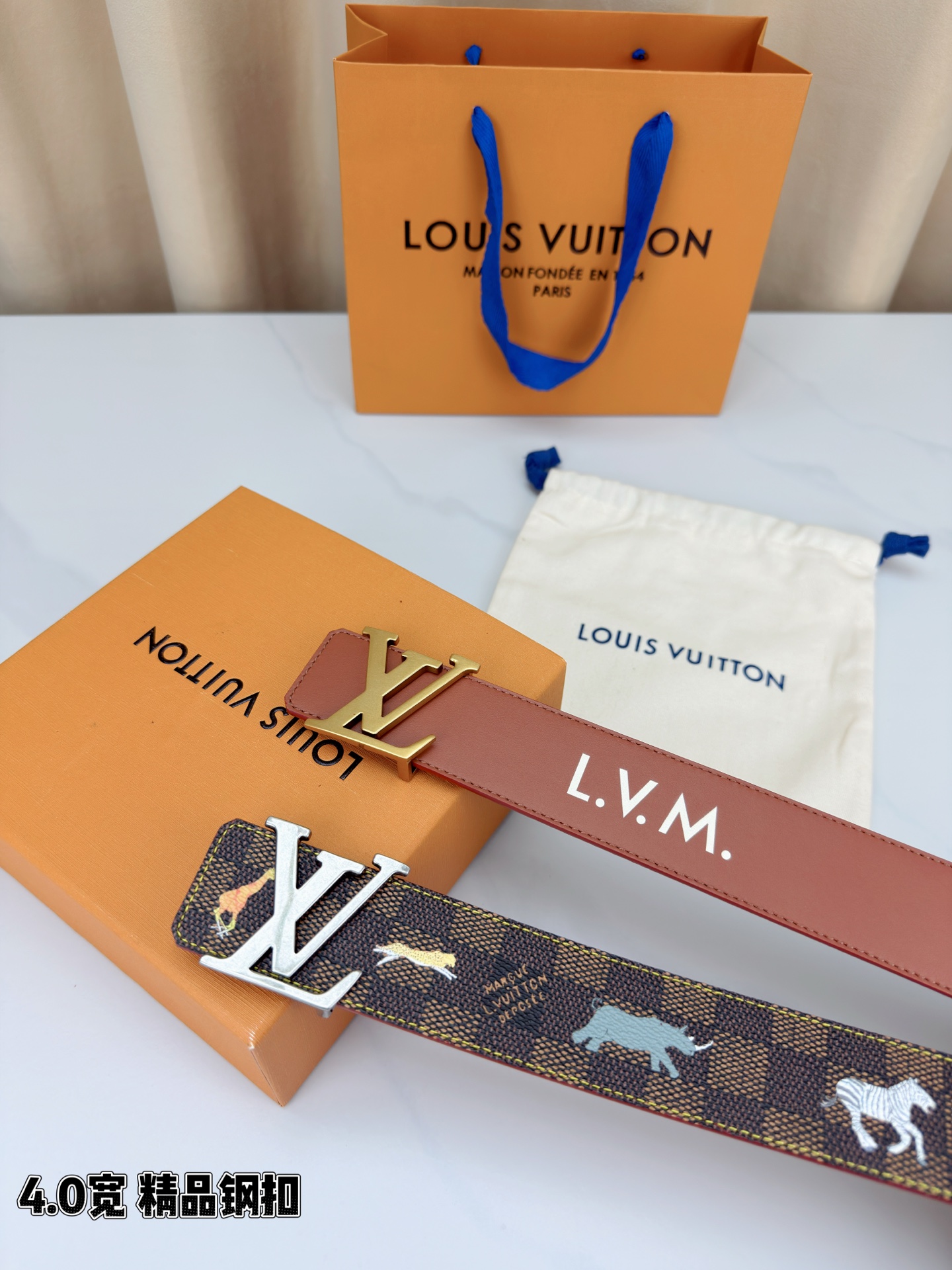 本款 LV Initiales 40 毫米双面腰带以电影叙事为灵感，气质颇具神秘魅力。Damier 格纹