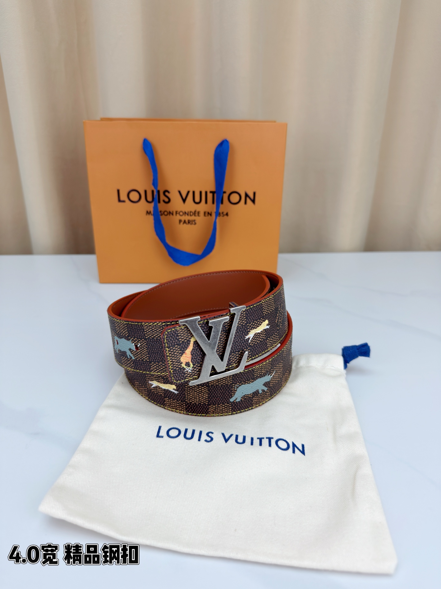 本款 LV Initiales 40 毫米双面腰带以电影叙事为灵感，气质颇具神秘魅力。Damier 格纹