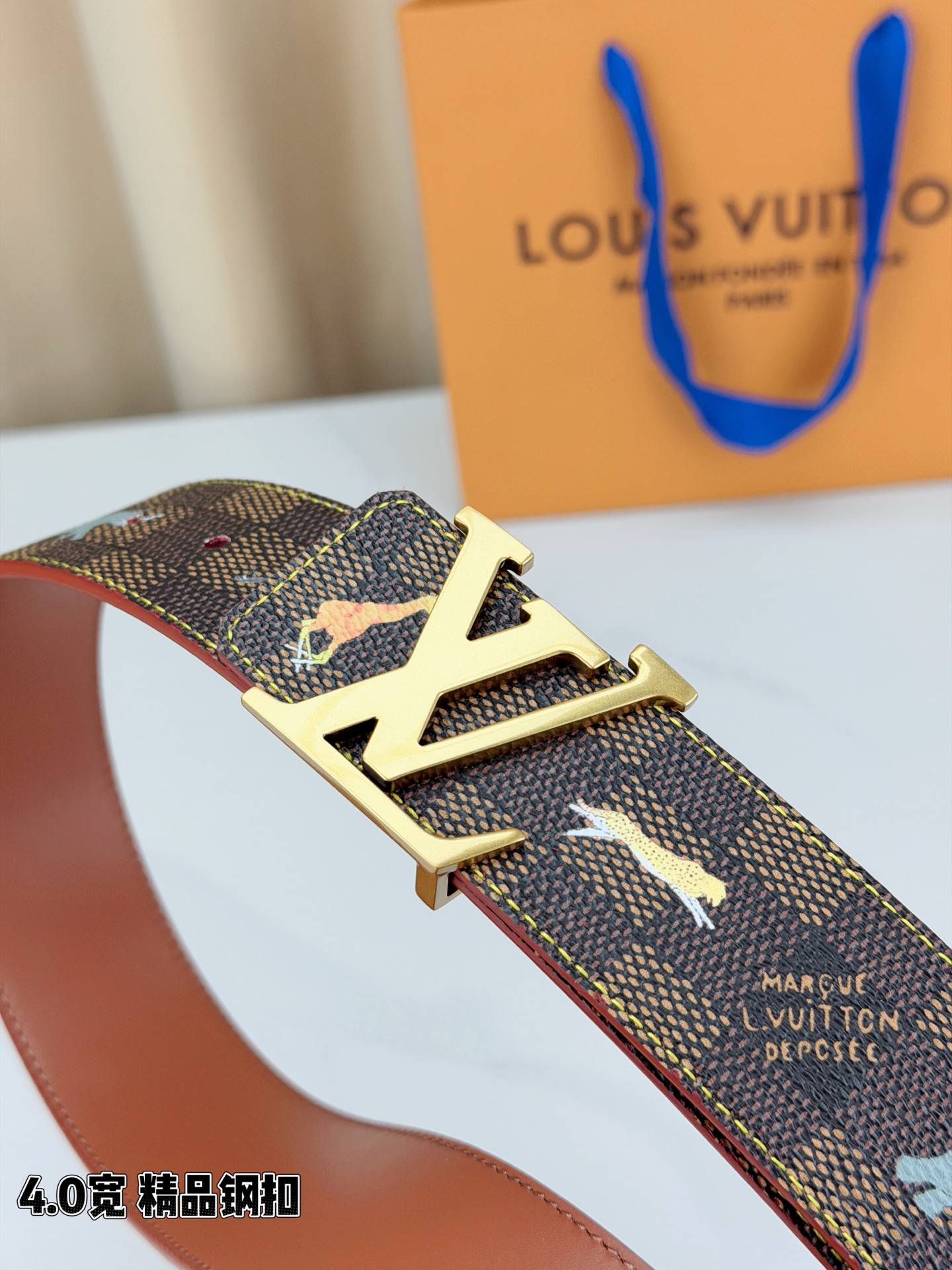 本款 LV Initiales 40 毫米双面腰带以电影叙事为灵感，气质颇具神秘魅力。Damier 格纹