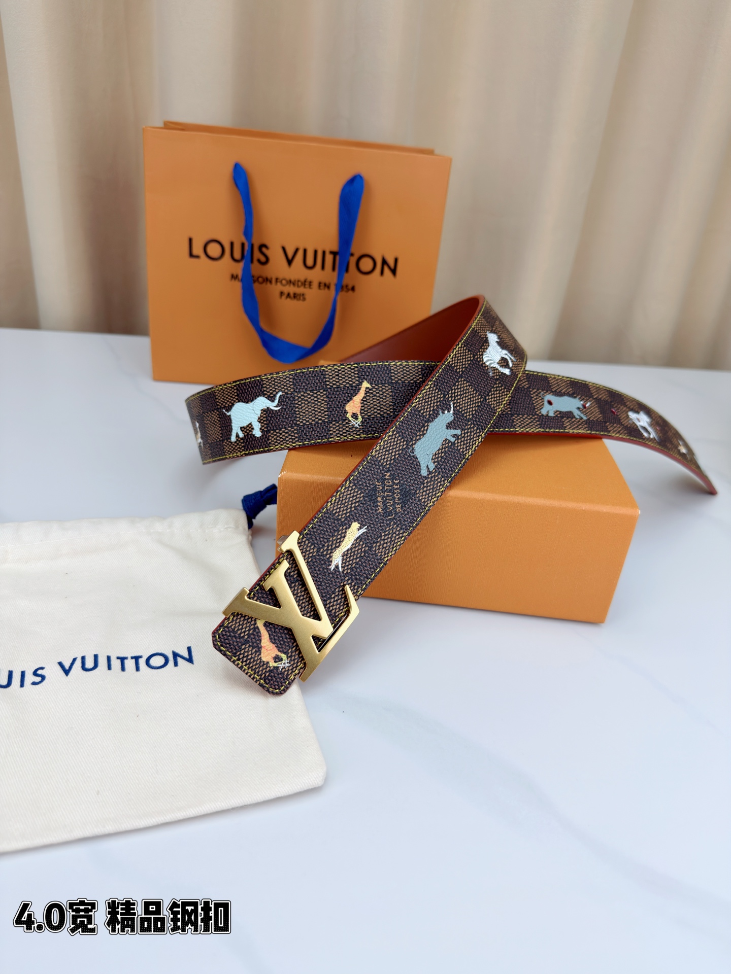 本款 LV Initiales 40 毫米双面腰带以电影叙事为灵感，气质颇具神秘魅力。Damier 格纹