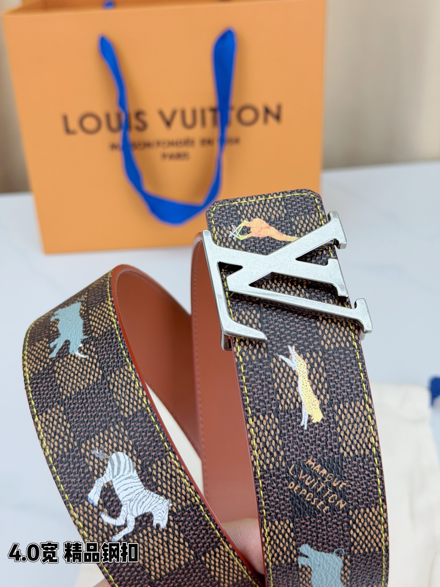 本款 LV Initiales 40 毫米双面腰带以电影叙事为灵感，气质颇具神秘魅力。Damier 格纹