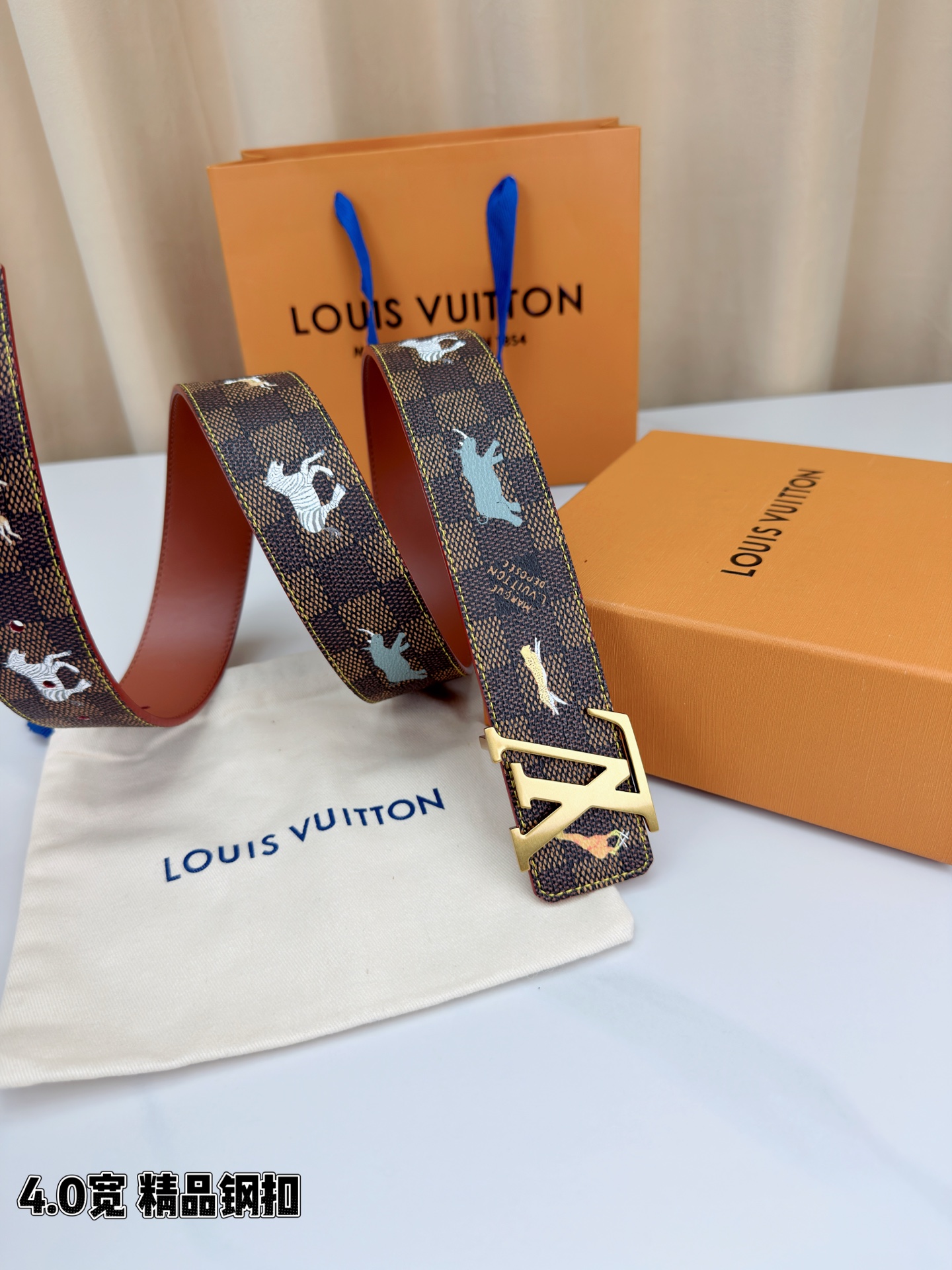 本款 LV Initiales 40 毫米双面腰带以电影叙事为灵感，气质颇具神秘魅力。Damier 格纹