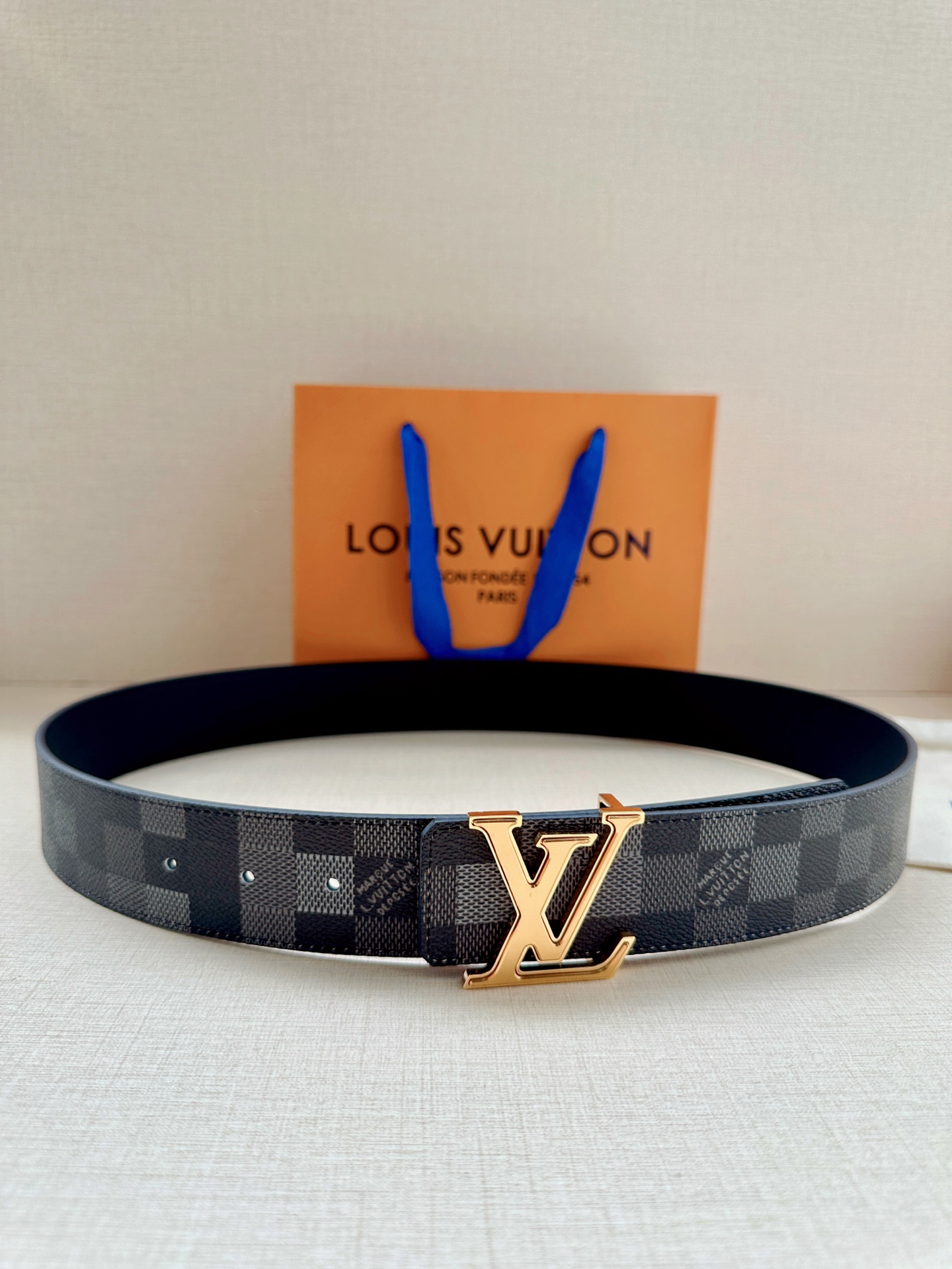 LV 4.0宽Initiales Damoflage 双面腰带巧妙融入 Pharrell William