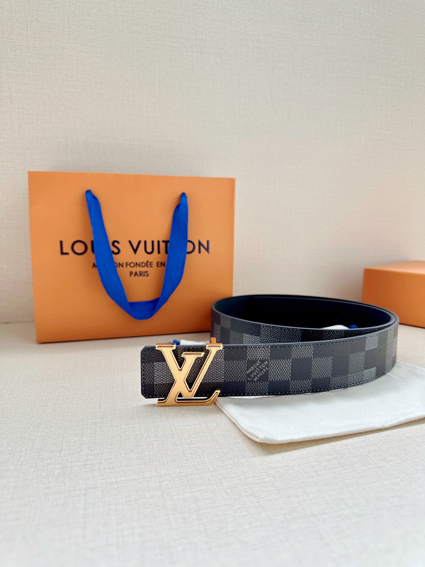 LV 4.0宽Initiales Damoflage 双面腰带巧妙融入 Pharrell William