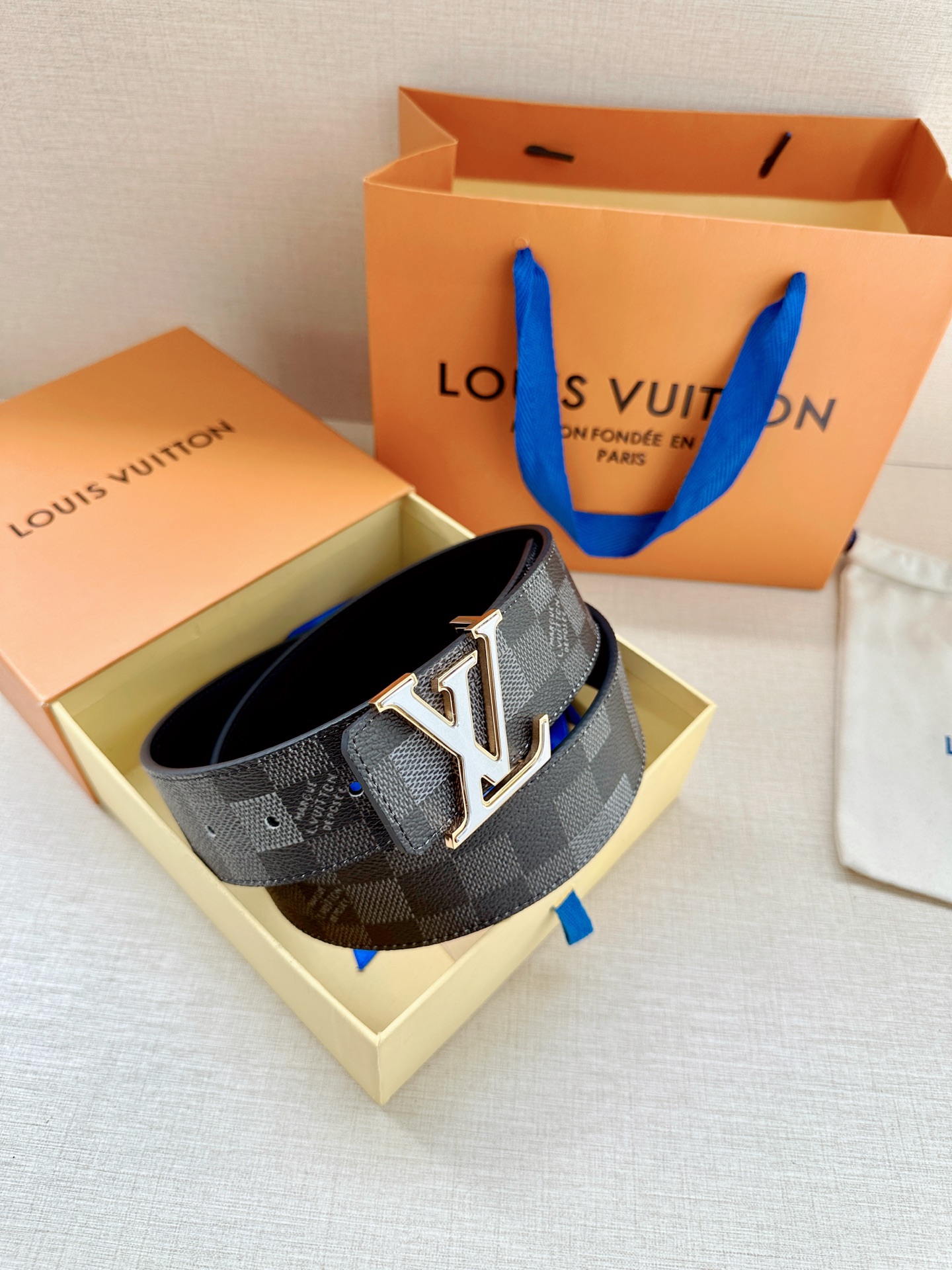 LV 4.0宽Initiales Damoflage 双面腰带巧妙融入 Pharrell William