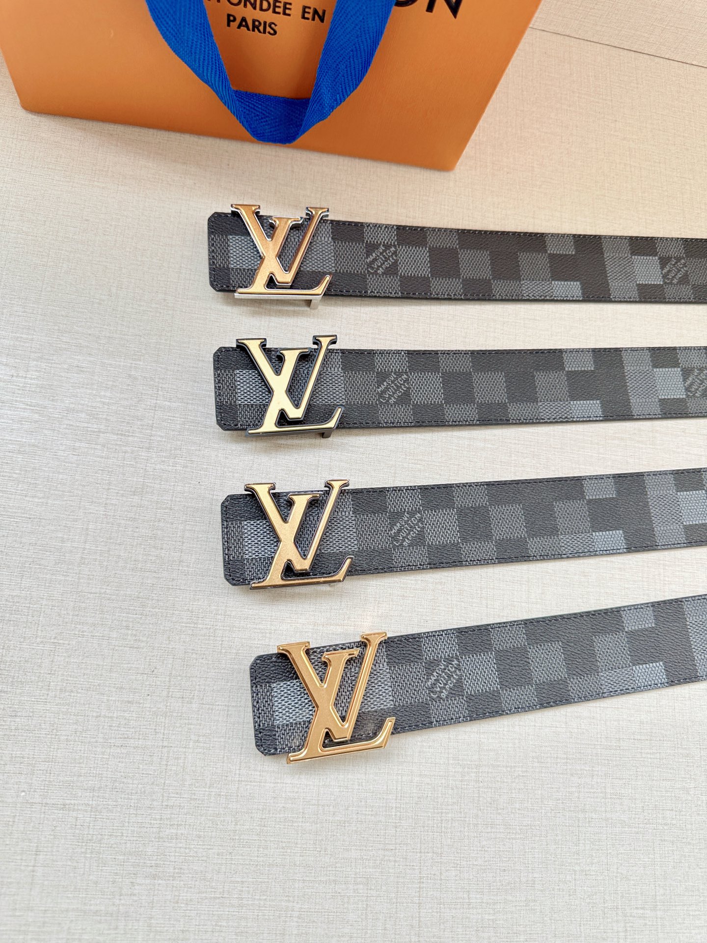 LV 4.0宽Initiales Damoflage 双面腰带巧妙融入 Pharrell William