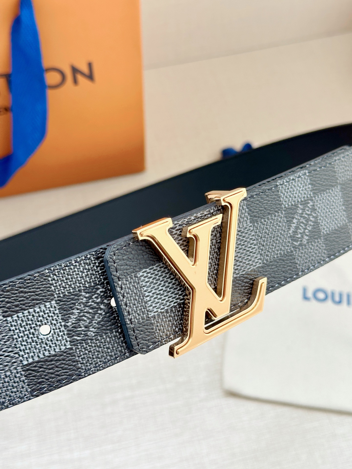 LV 4.0宽Initiales Damoflage 双面腰带巧妙融入 Pharrell William
