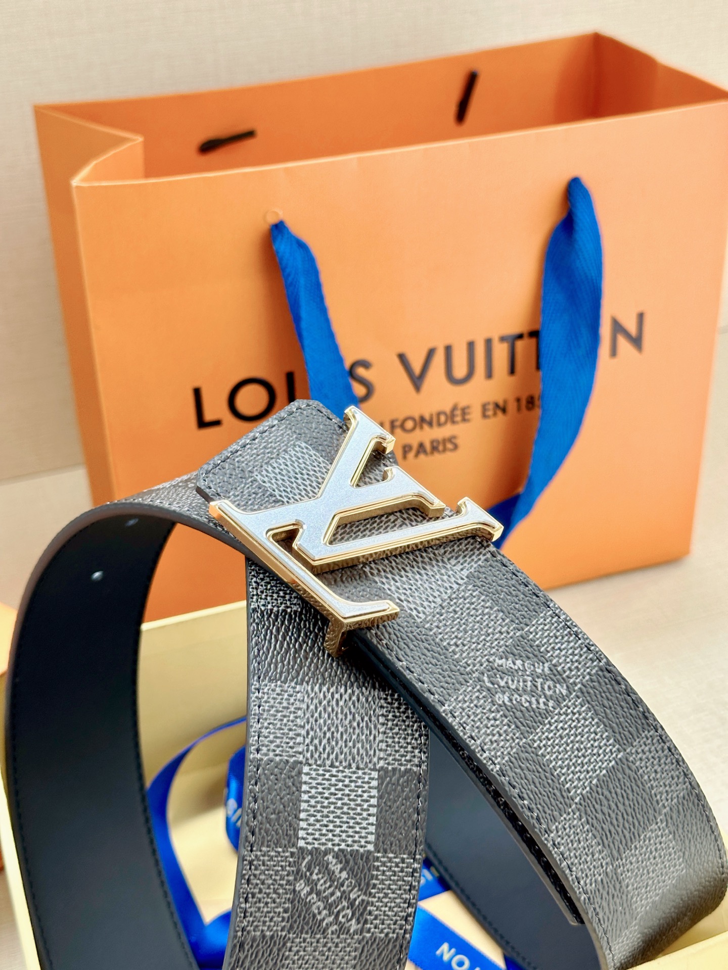 LV 4.0宽Initiales Damoflage 双面腰带巧妙融入 Pharrell William