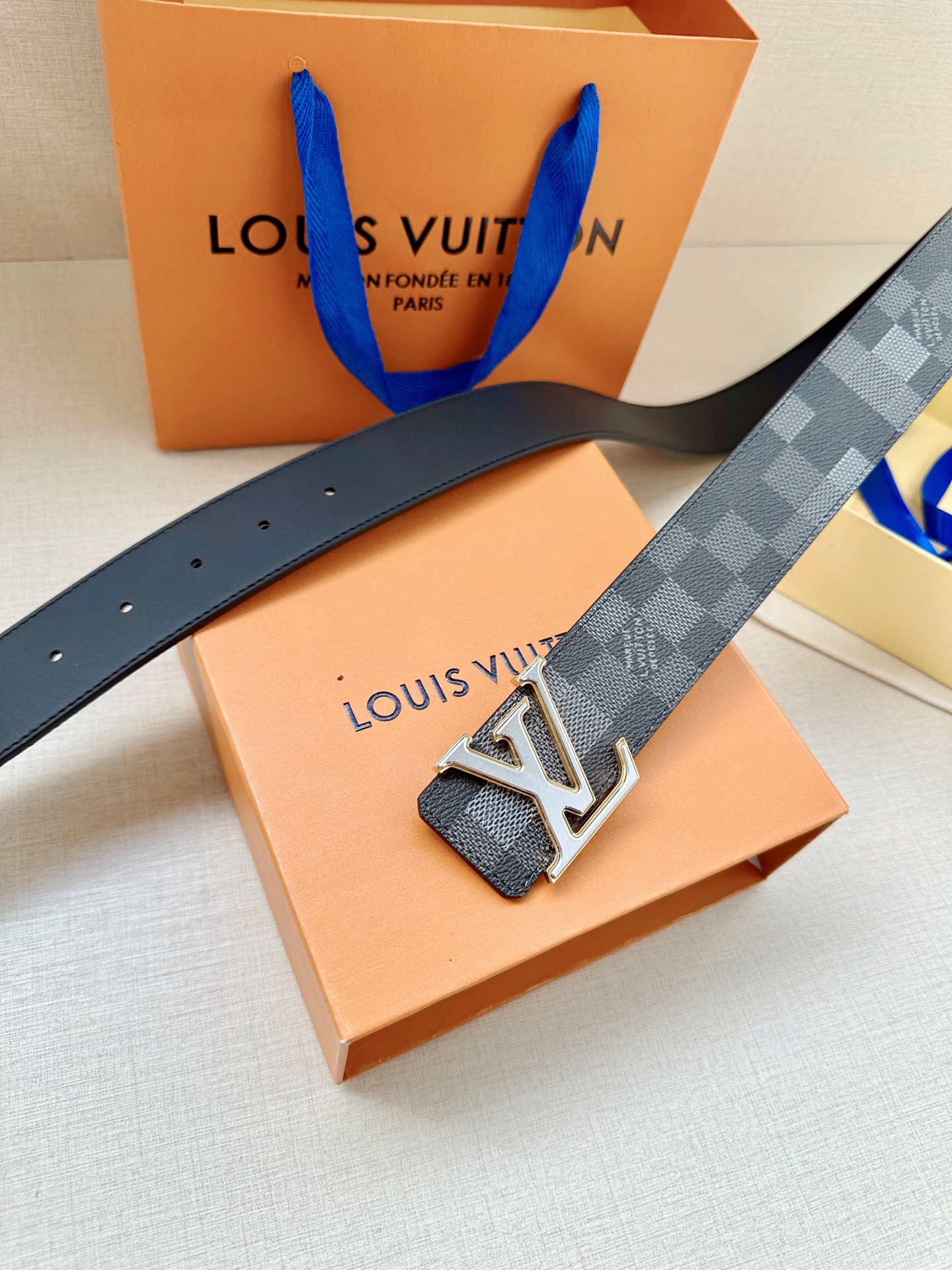 LV 4.0宽Initiales Damoflage 双面腰带巧妙融入 Pharrell William