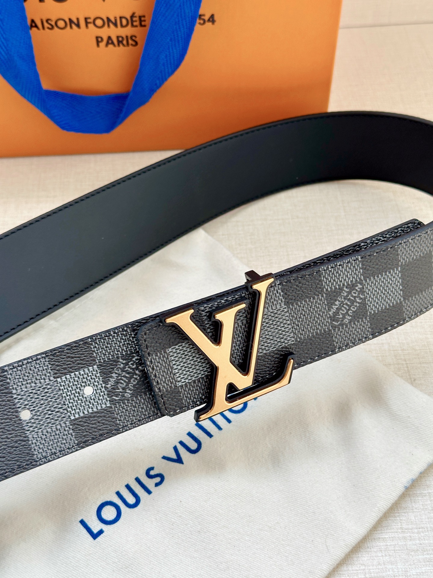 LV 4.0宽Initiales Damoflage 双面腰带巧妙融入 Pharrell William