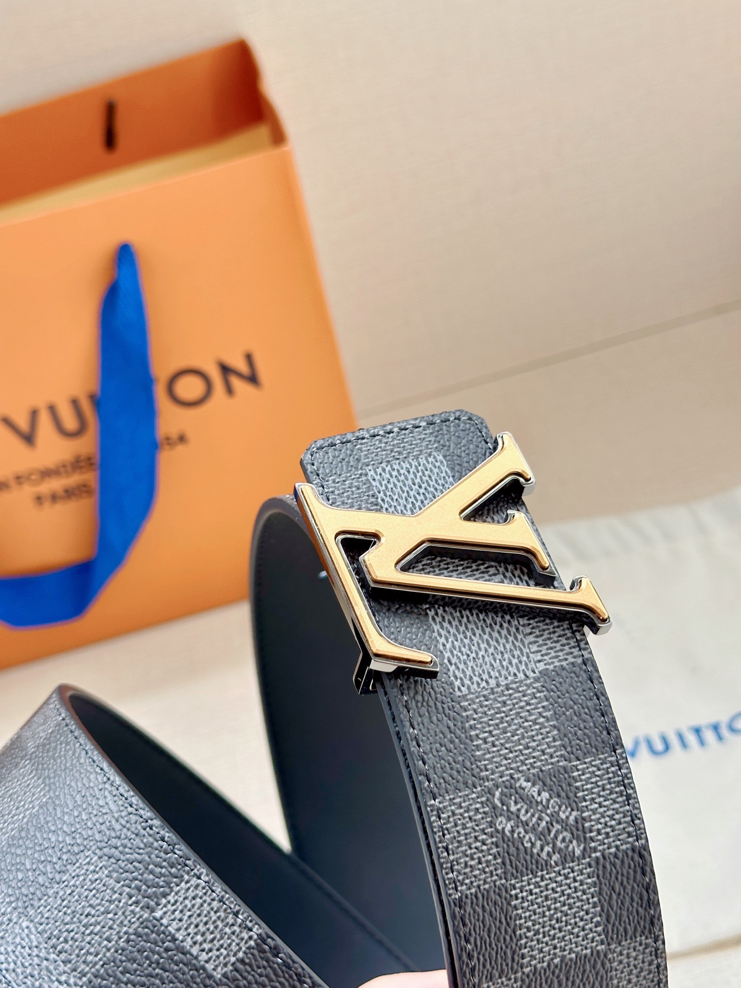 LV 4.0宽Initiales Damoflage 双面腰带巧妙融入 Pharrell William