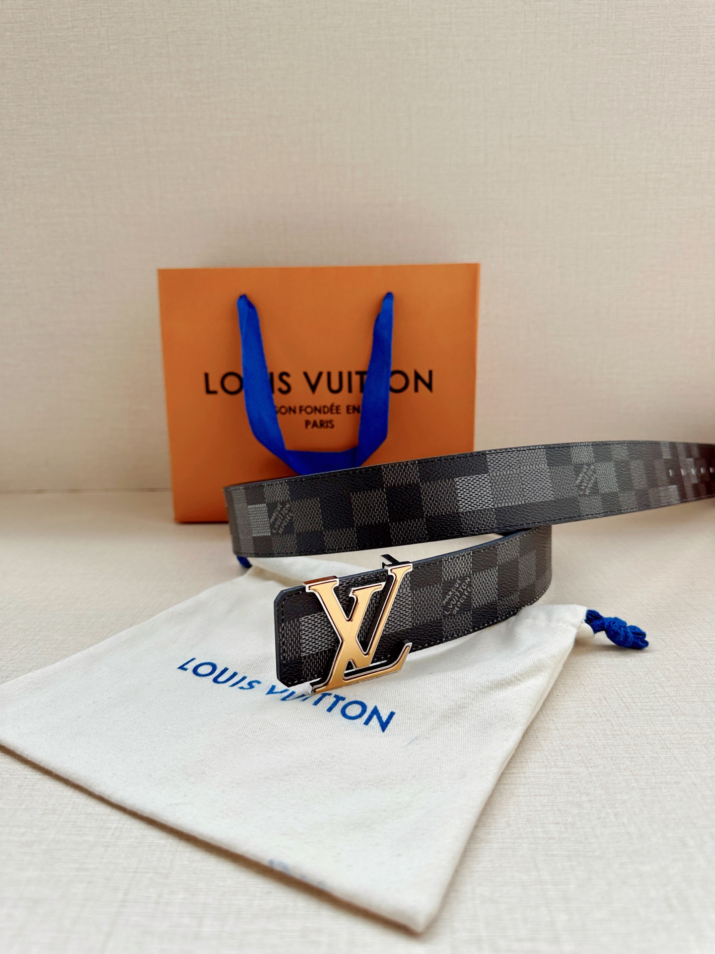 LV 4.0宽Initiales Damoflage 双面腰带巧妙融入 Pharrell William