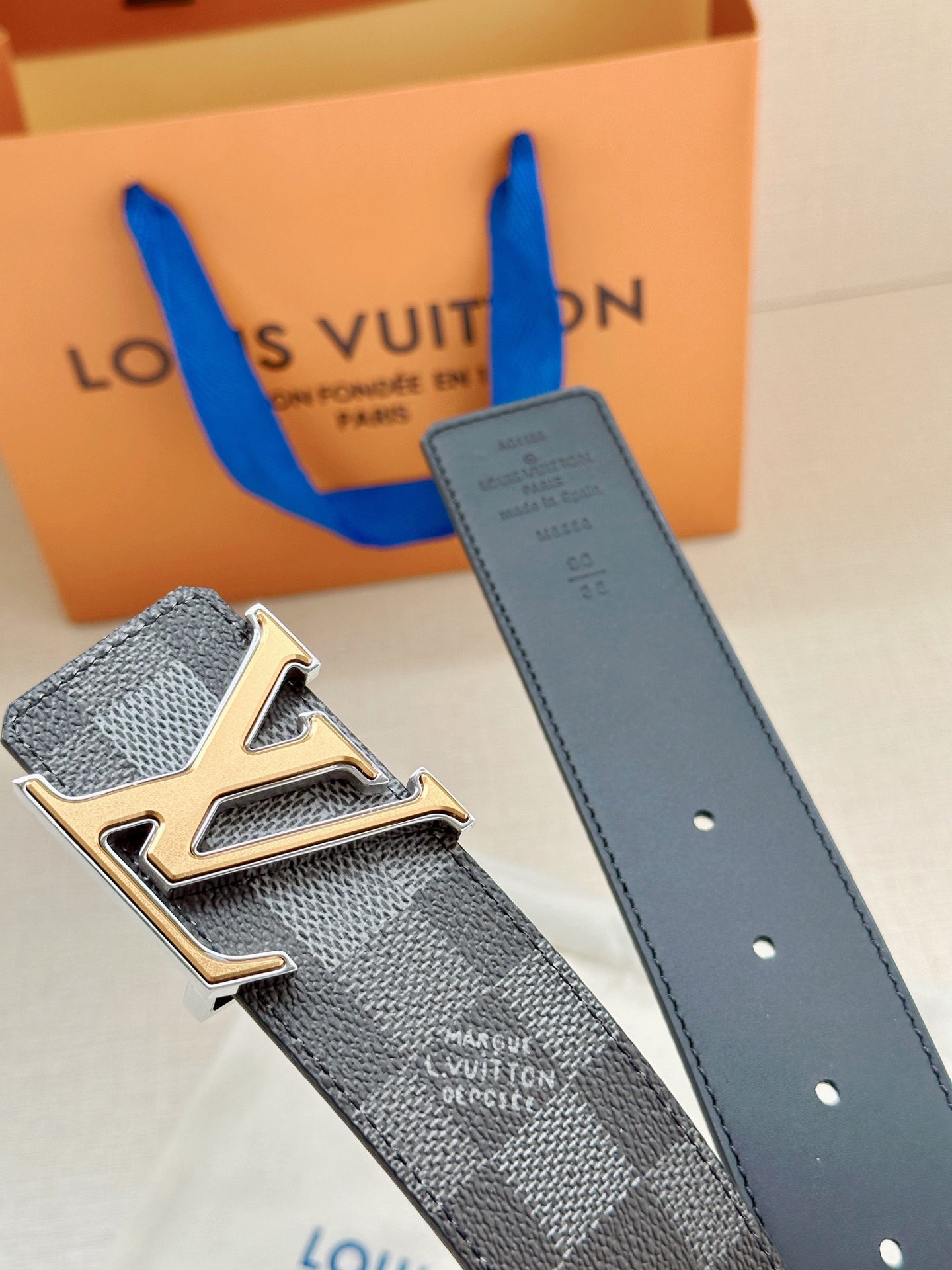 LV 4.0宽Initiales Damoflage 双面腰带巧妙融入 Pharrell William