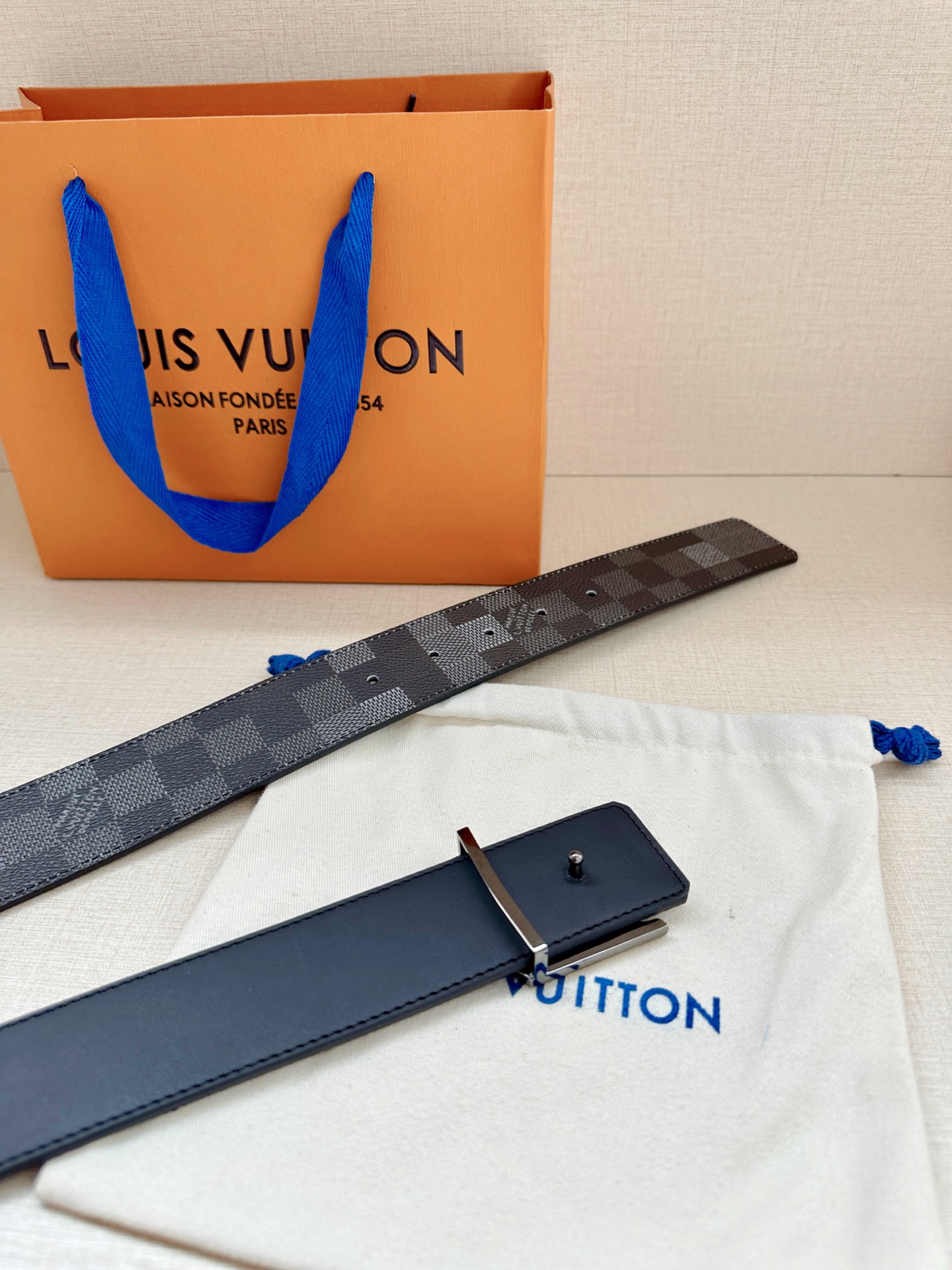 LV 4.0宽Initiales Damoflage 双面腰带巧妙融入 Pharrell William
