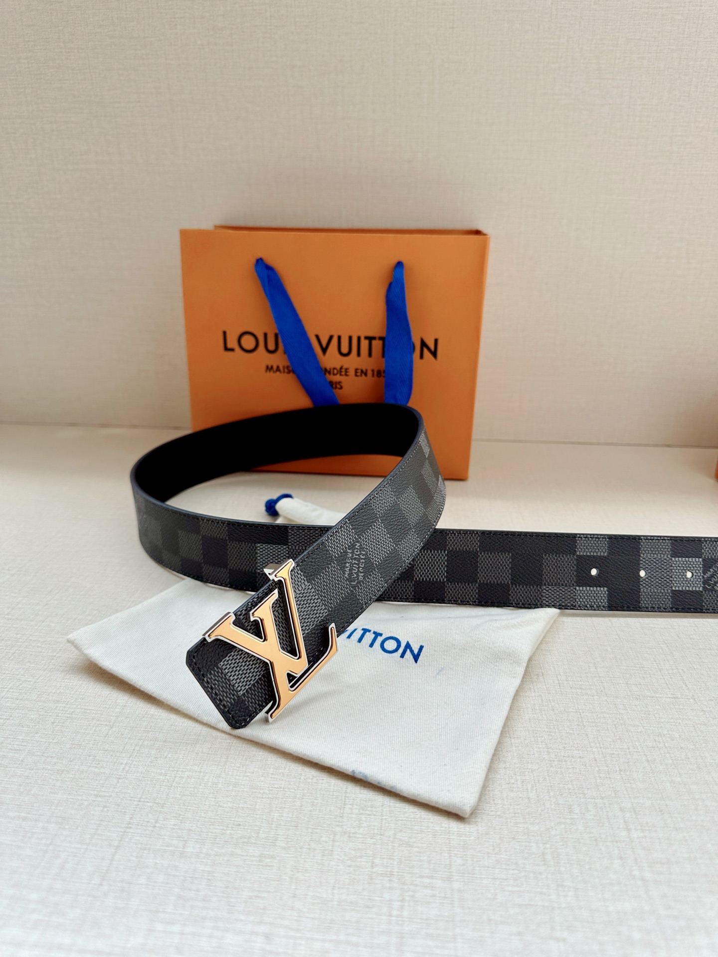 LV 4.0宽Initiales Damoflage 双面腰带巧妙融入 Pharrell William
