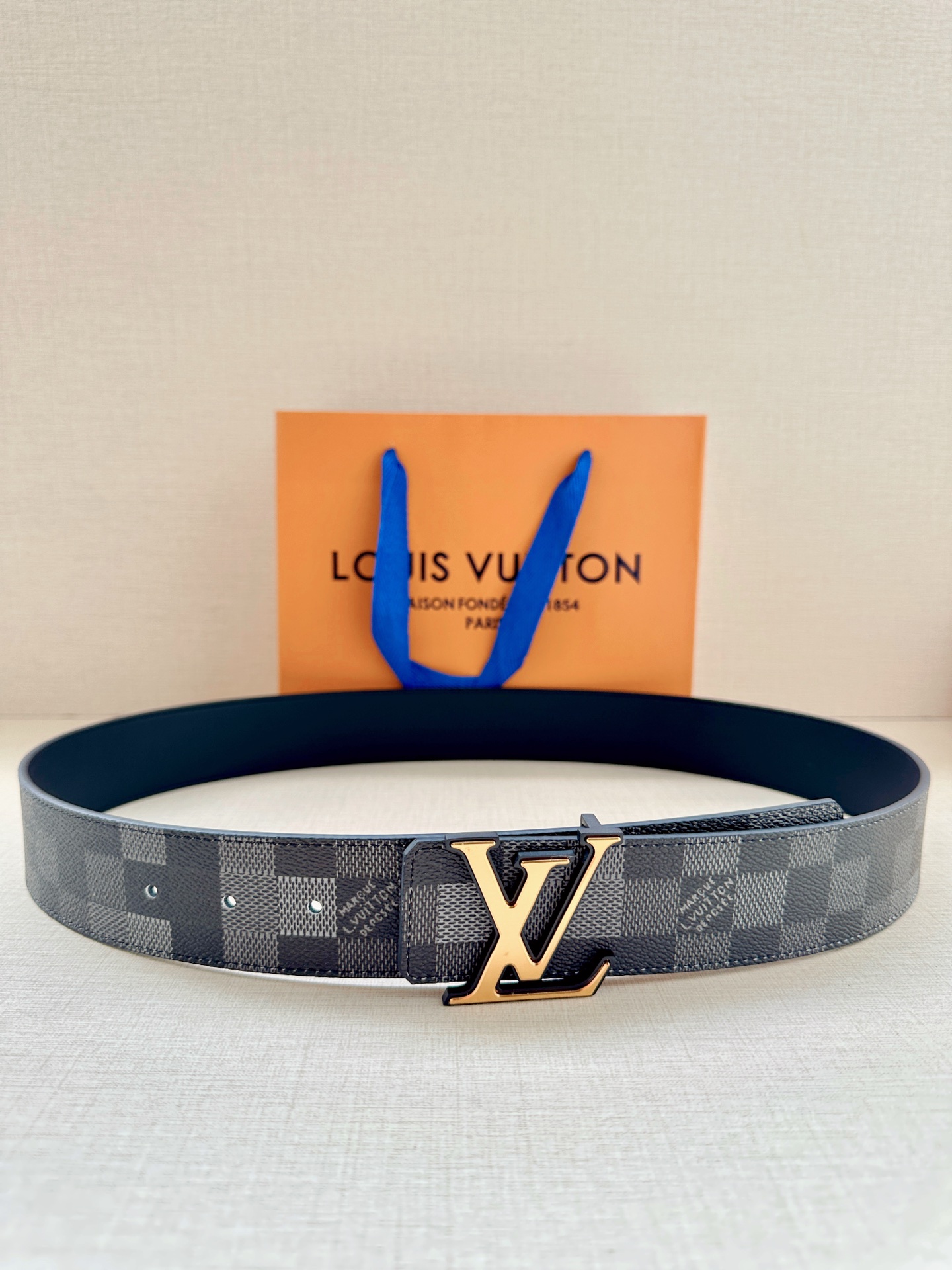 LV 4.0宽Initiales Damoflage 双面腰带巧妙融入 Pharrell William