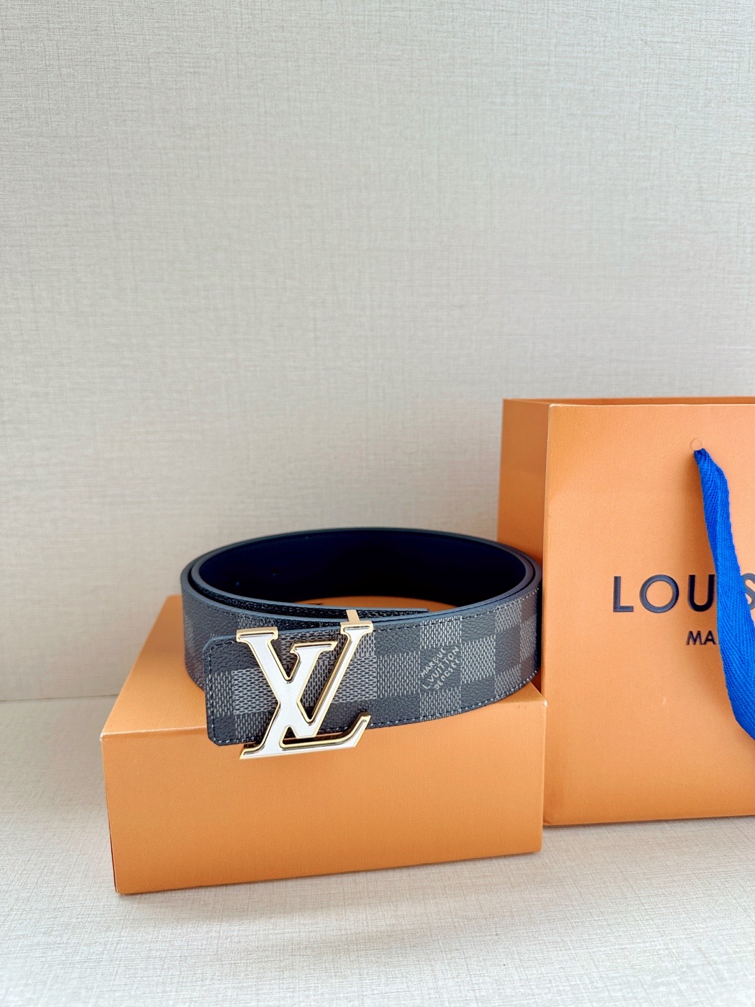 LV 4.0宽Initiales Damoflage 双面腰带巧妙融入 Pharrell William