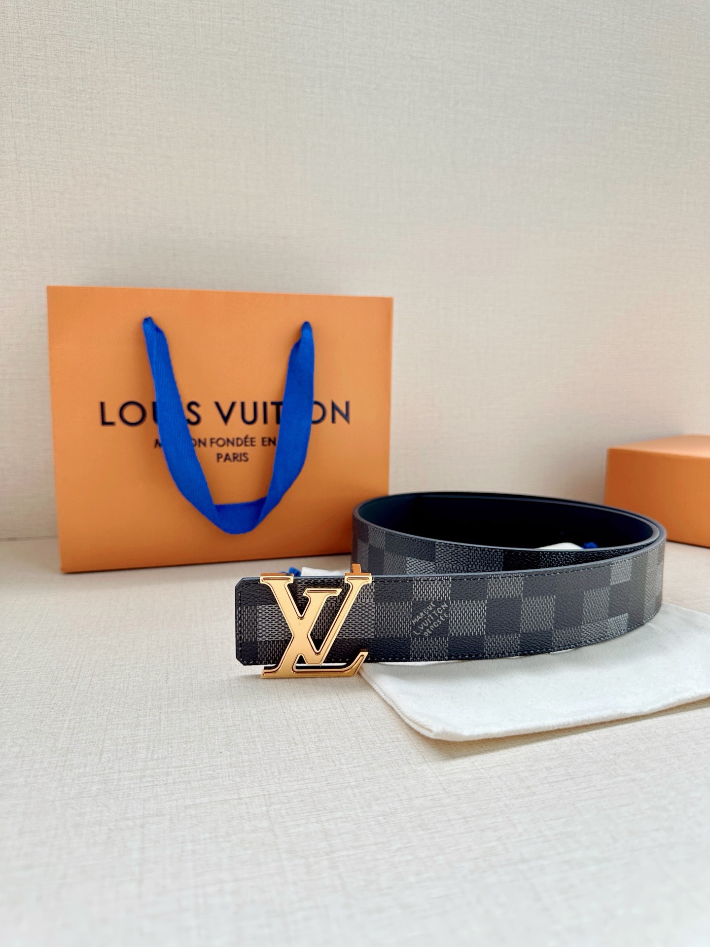 LV 4.0宽Initiales Damoflage 双面腰带巧妙融入 Pharrell William