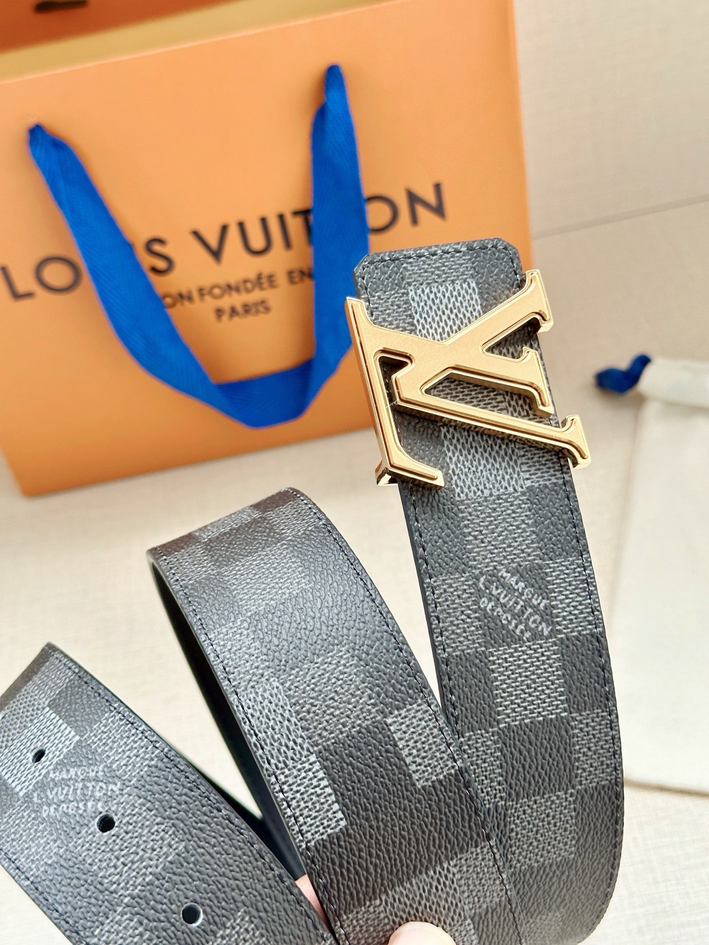 LV 4.0宽Initiales Damoflage 双面腰带巧妙融入 Pharrell William