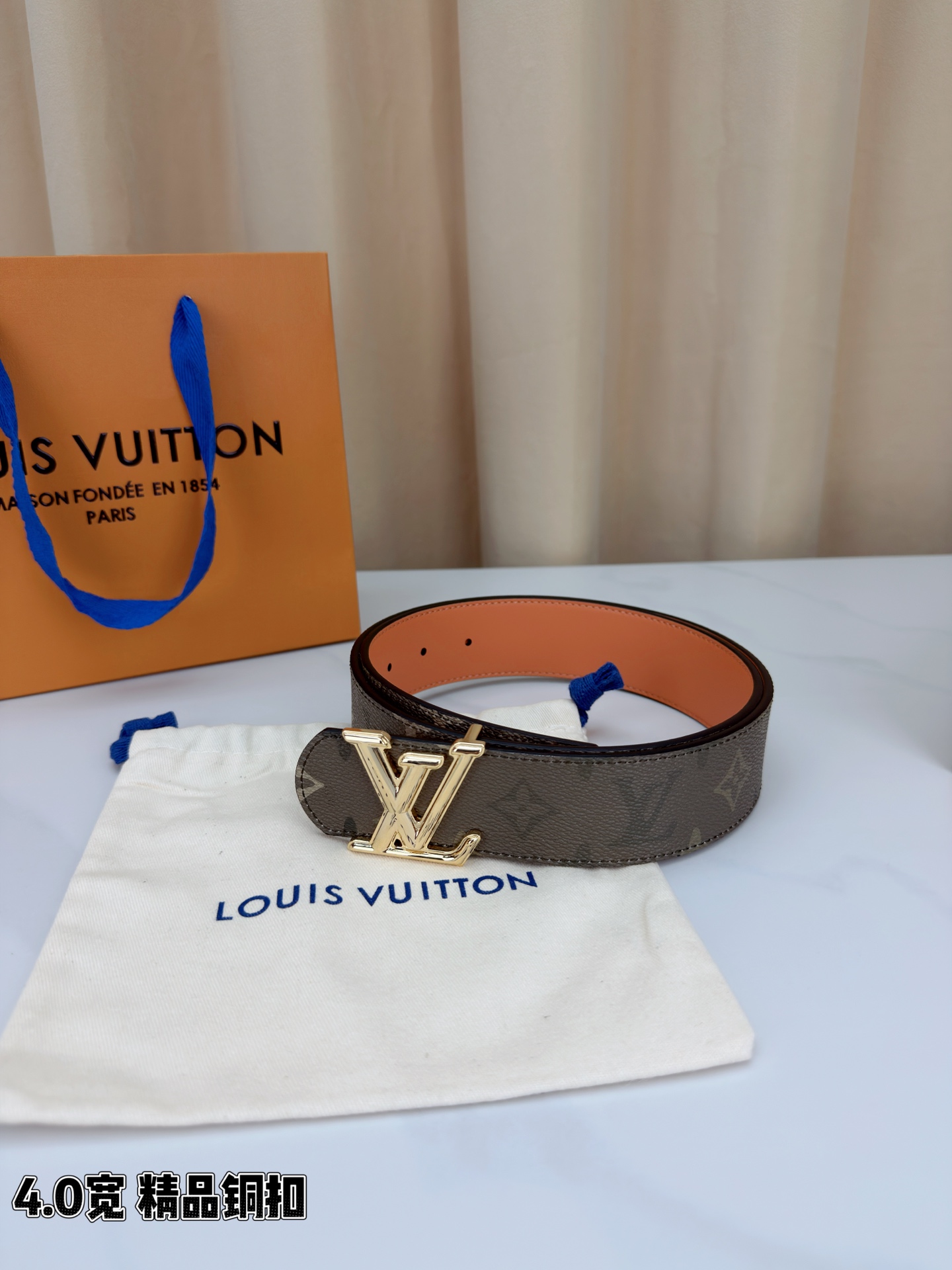 LV 4.0cm宽铜扣老花皮带，经典Monogram老花纹理质感拉满，4.0cm宽幅适配各类裤型，亮面/