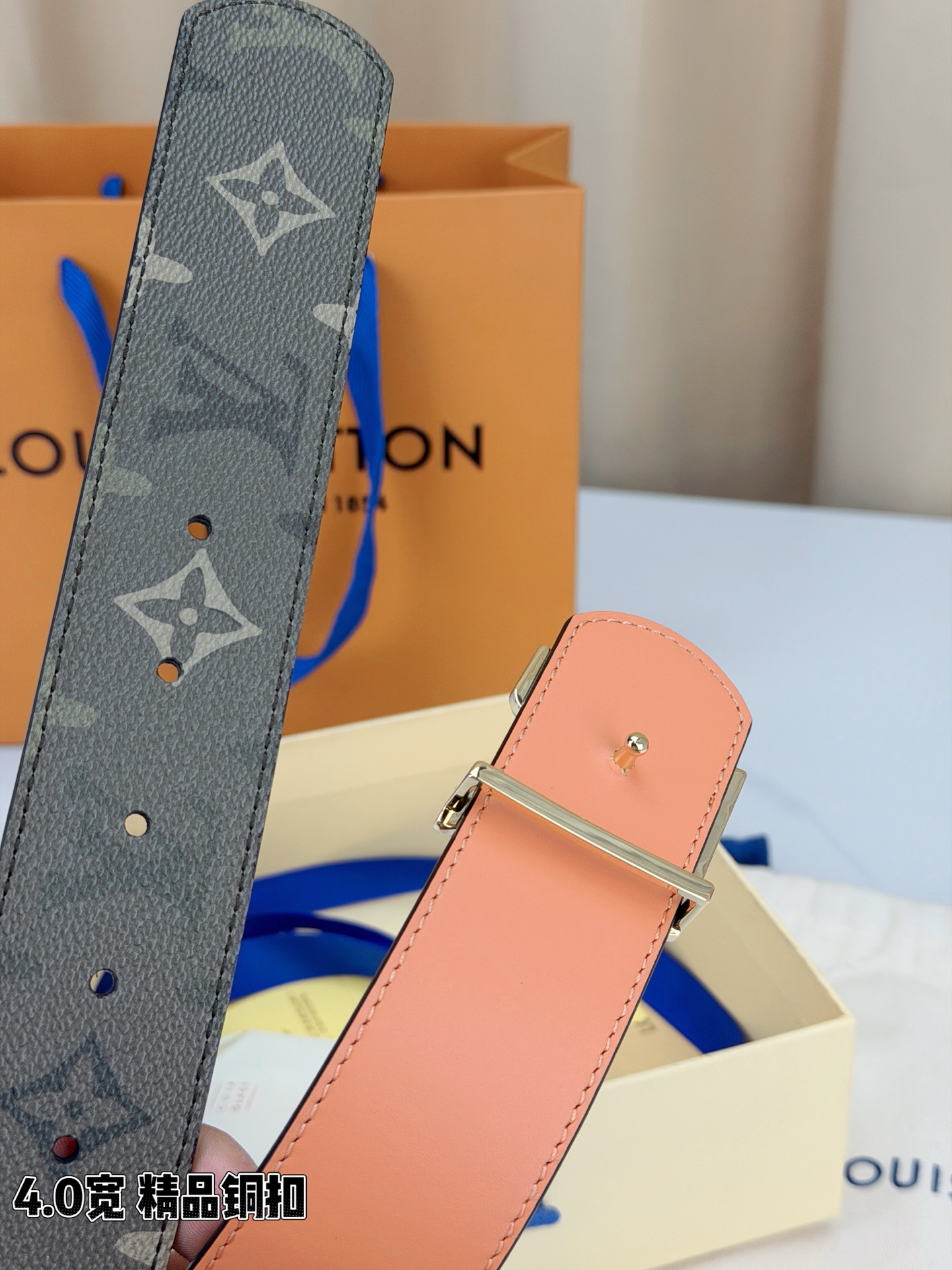 LV 4.0cm宽铜扣老花皮带，经典Monogram老花纹理质感拉满，4.0cm宽幅适配各类裤型，亮面/