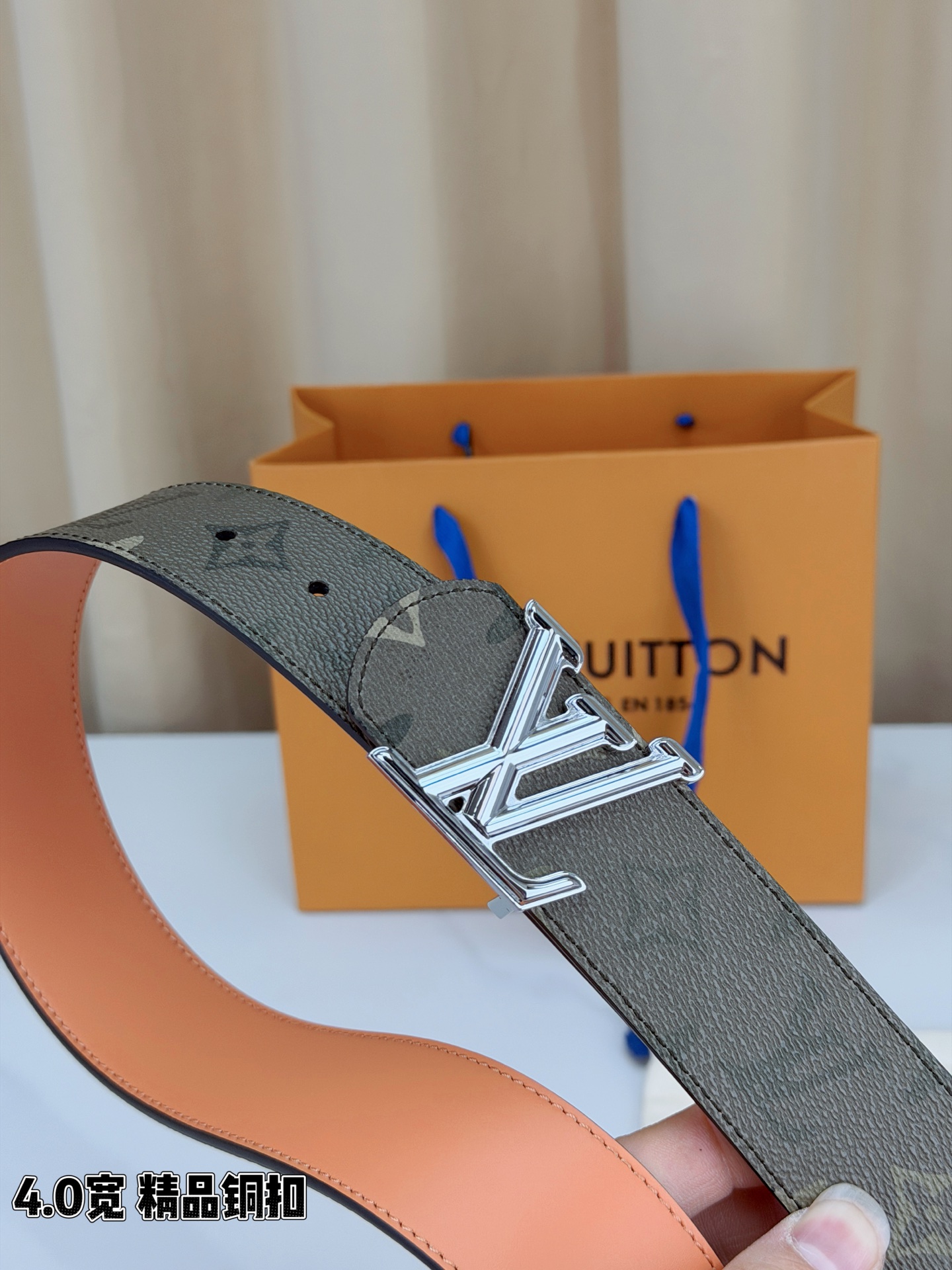 LV 4.0cm宽铜扣老花皮带，经典Monogram老花纹理质感拉满，4.0cm宽幅适配各类裤型，亮面/