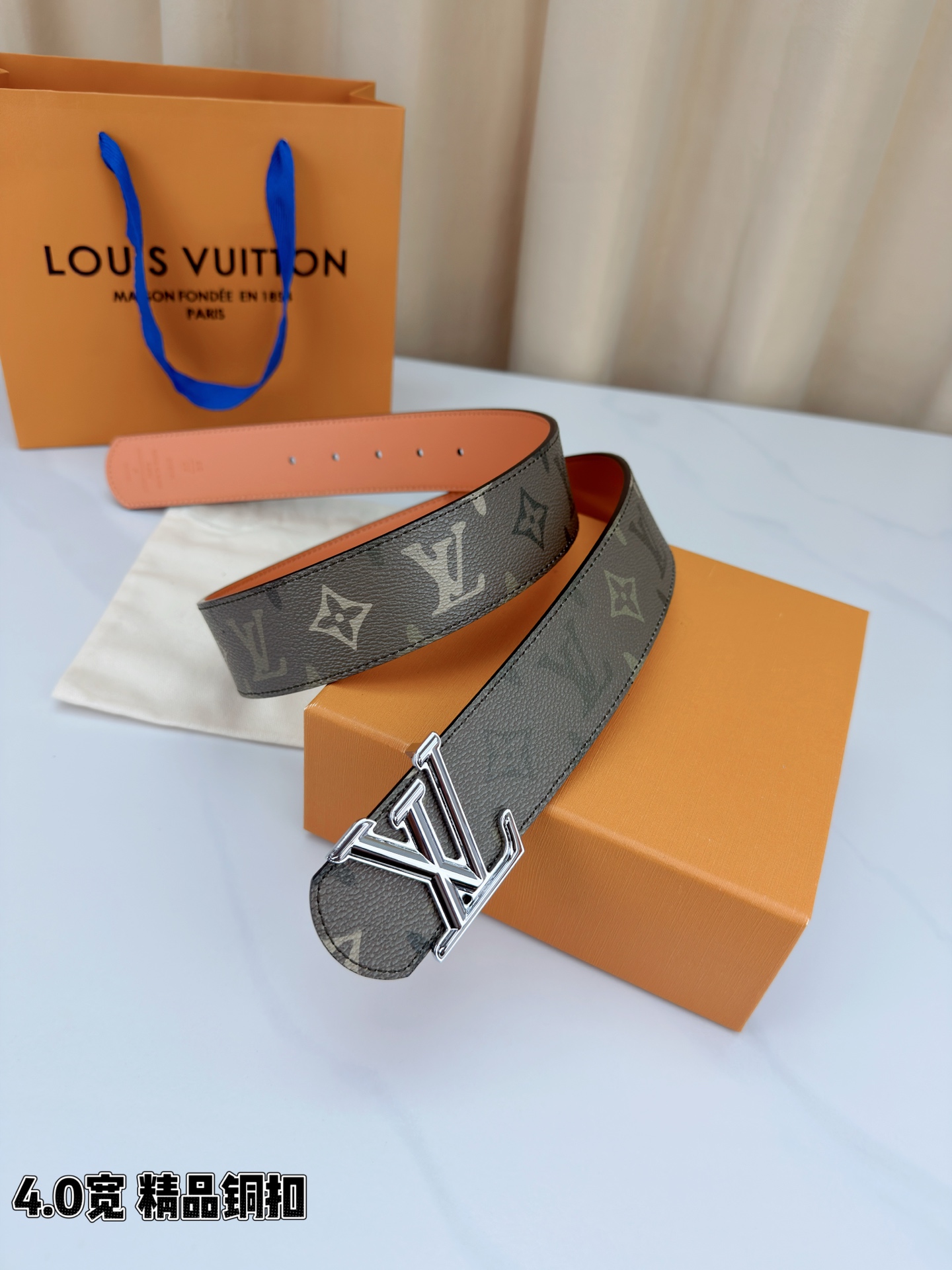 LV 4.0cm宽铜扣老花皮带，经典Monogram老花纹理质感拉满，4.0cm宽幅适配各类裤型，亮面/