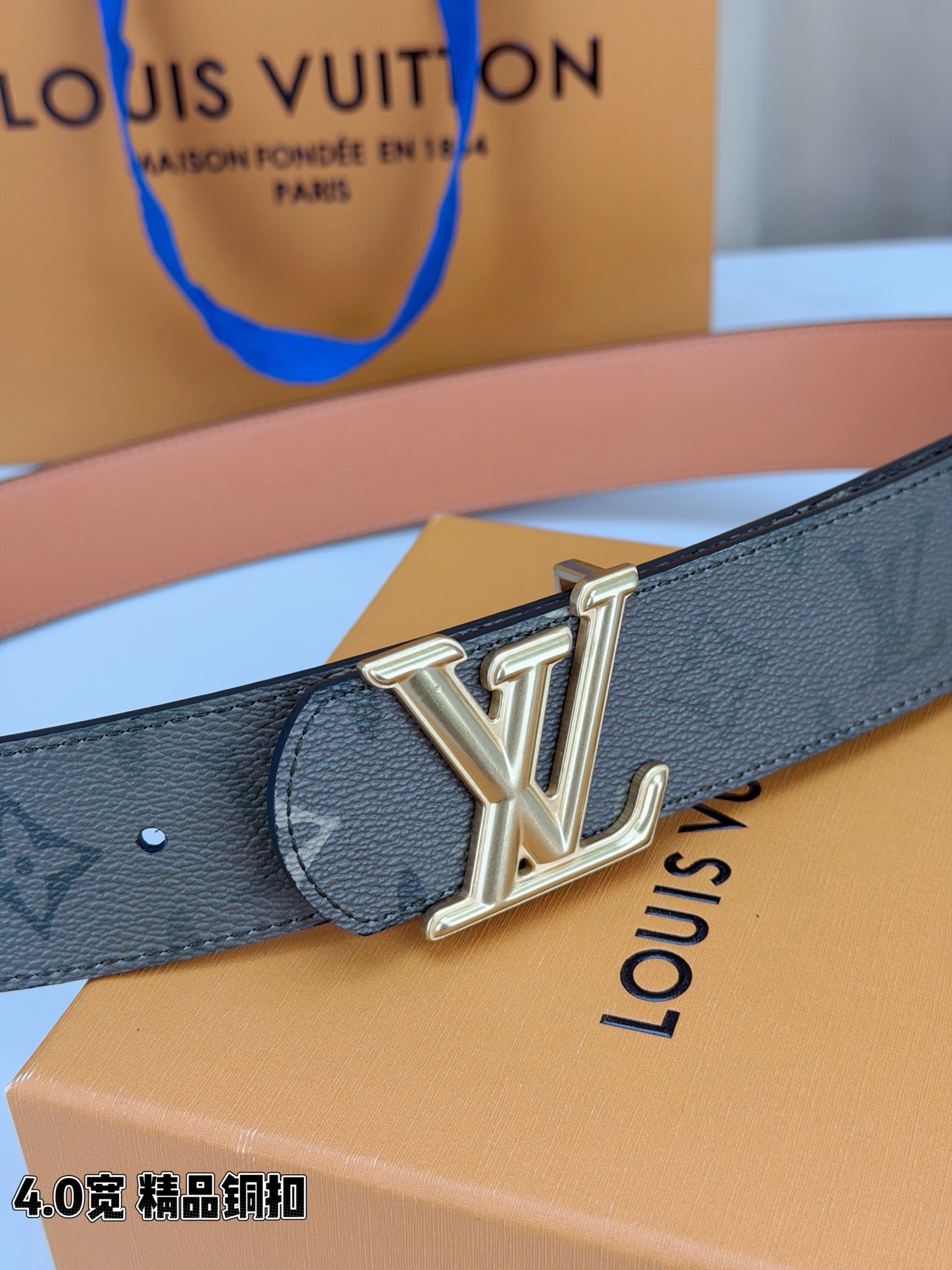 LV 4.0cm宽铜扣老花皮带，经典Monogram老花纹理质感拉满，4.0cm宽幅适配各类裤型，亮面/