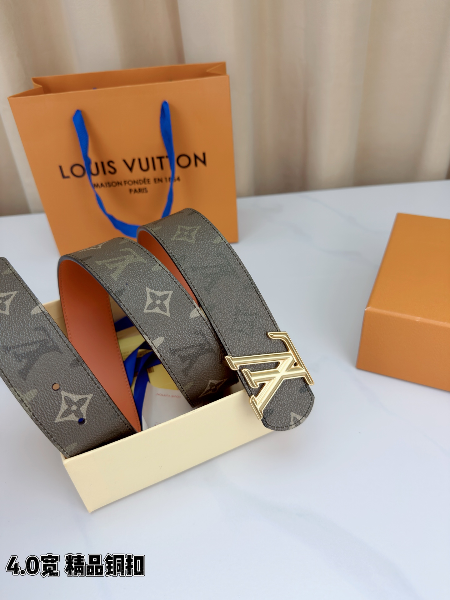 LV 4.0cm宽铜扣老花皮带，经典Monogram老花纹理质感拉满，4.0cm宽幅适配各类裤型，亮面/