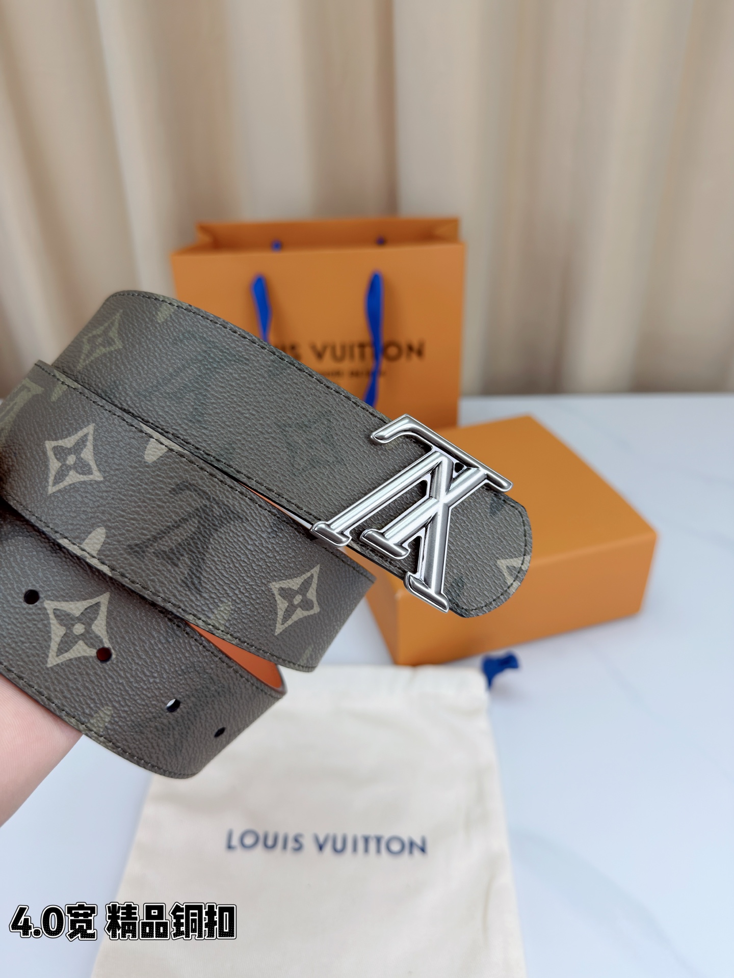 LV 4.0cm宽铜扣老花皮带，经典Monogram老花纹理质感拉满，4.0cm宽幅适配各类裤型，亮面/