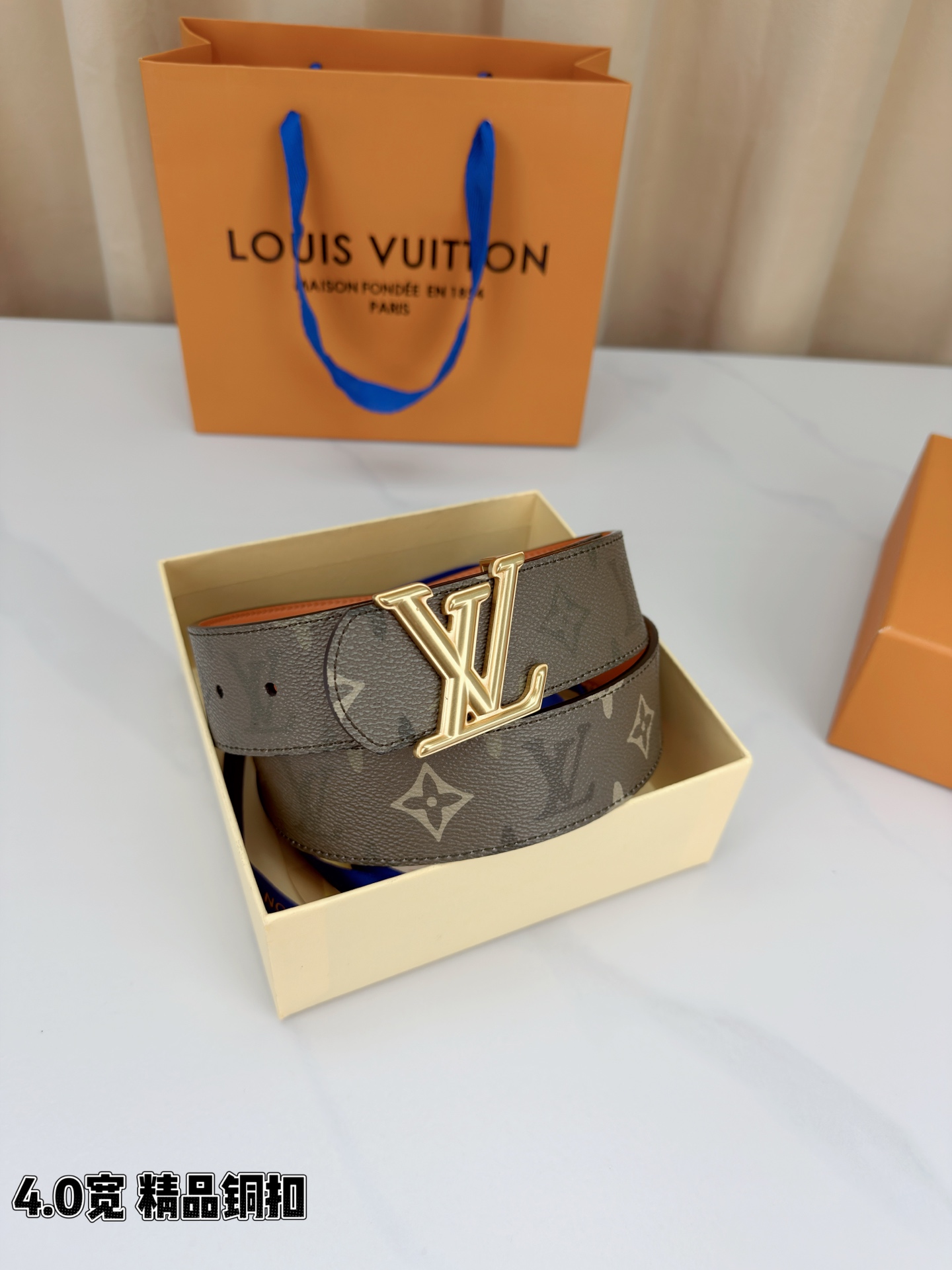 LV 4.0cm宽铜扣老花皮带，经典Monogram老花纹理质感拉满，4.0cm宽幅适配各类裤型，亮面/