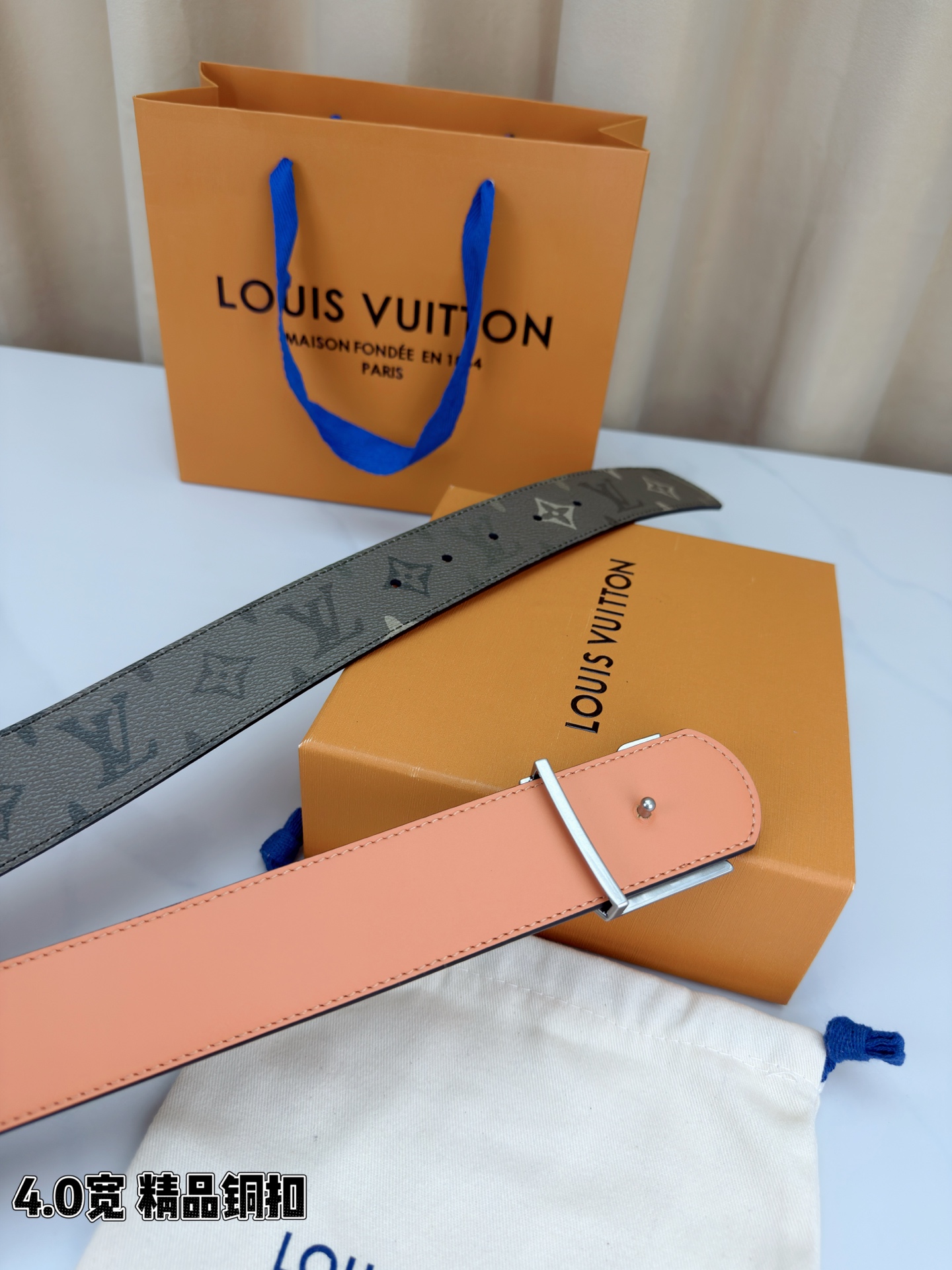 LV 4.0cm宽铜扣老花皮带，经典Monogram老花纹理质感拉满，4.0cm宽幅适配各类裤型，亮面/