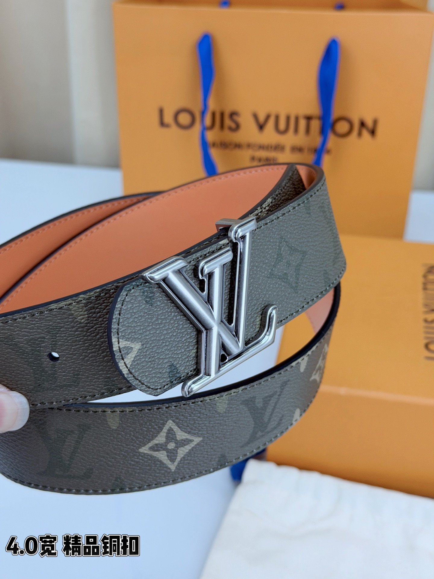 LV 4.0cm宽铜扣老花皮带，经典Monogram老花纹理质感拉满，4.0cm宽幅适配各类裤型，亮面/