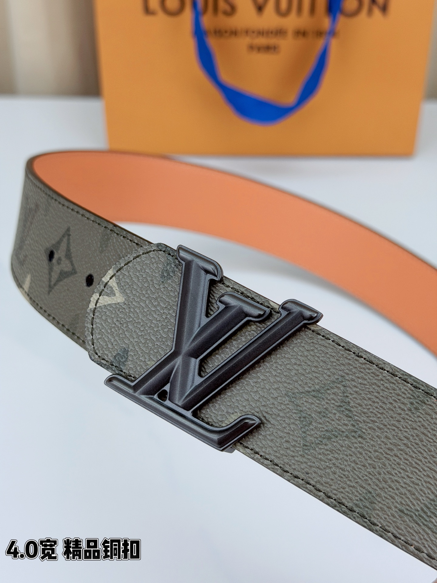 LV 4.0cm宽铜扣老花皮带，经典Monogram老花纹理质感拉满，4.0cm宽幅适配各类裤型，亮面/