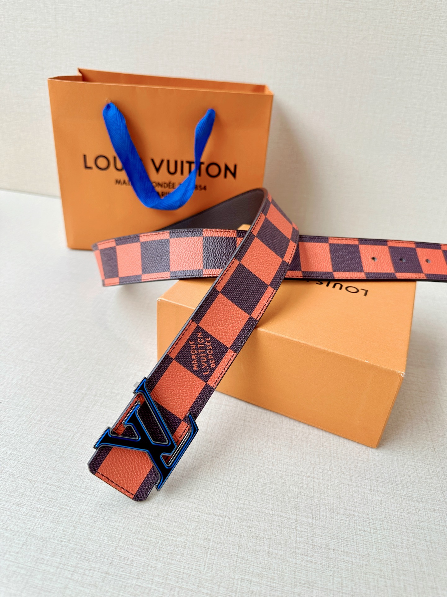 4.0宽 本款 LV Initiales 双面腰带瞩目亮相路易威登 2025春夏男装秀场，以鲜明 Dam