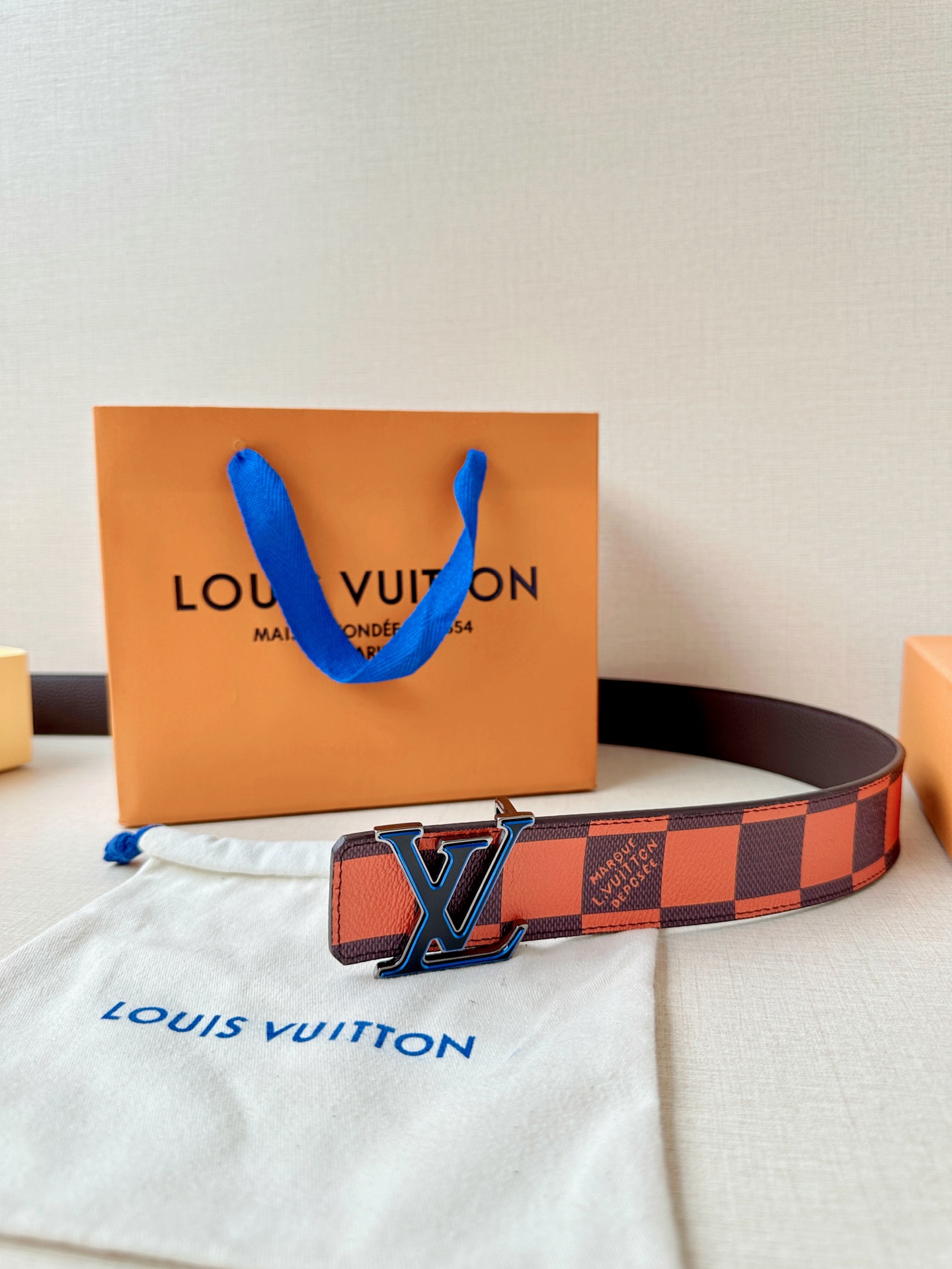 4.0宽 本款 LV Initiales 双面腰带瞩目亮相路易威登 2025春夏男装秀场，以鲜明 Dam